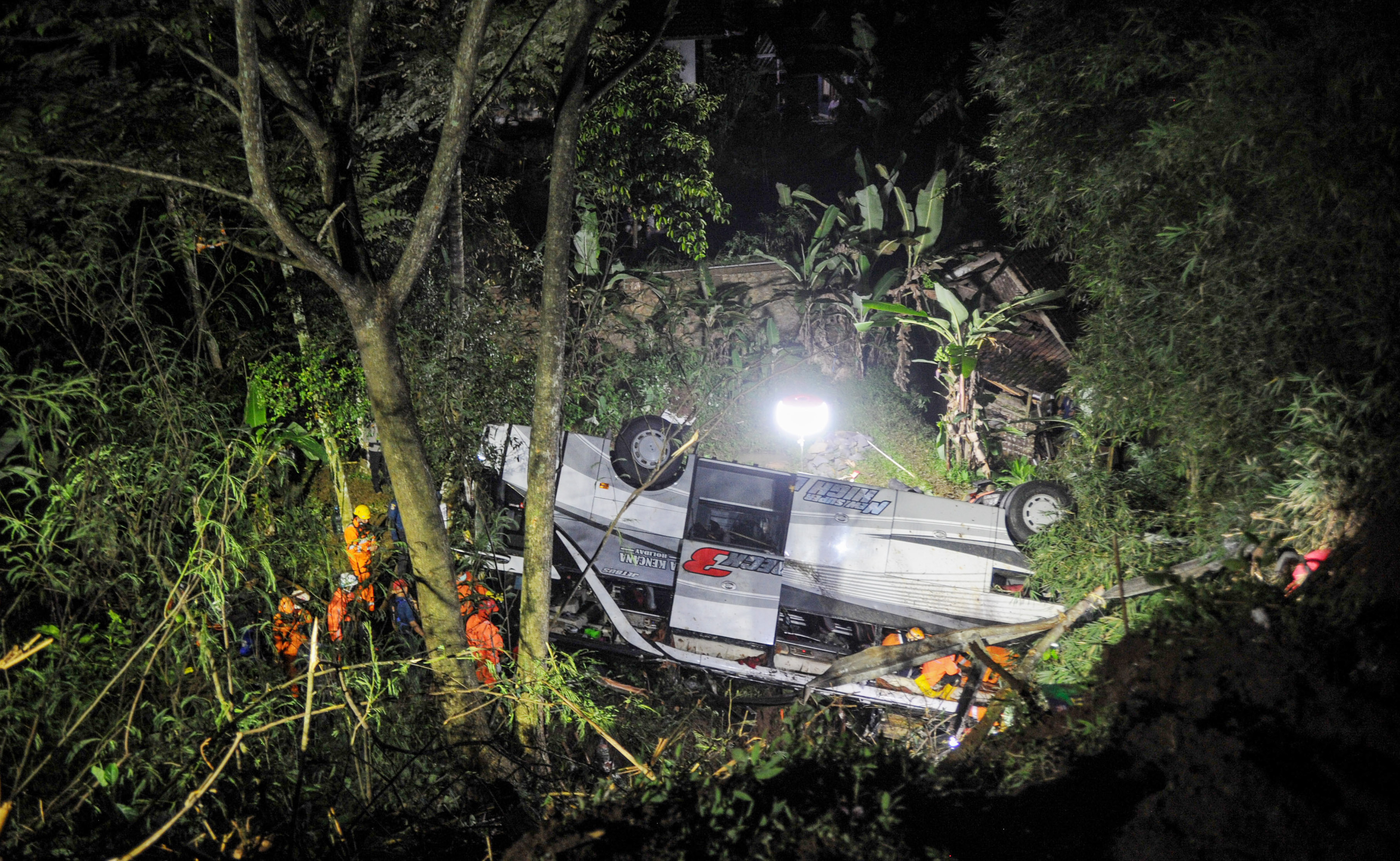 Evaksuasi bus Sri padma Kencana yang jatuh ke jurang di Sumedang