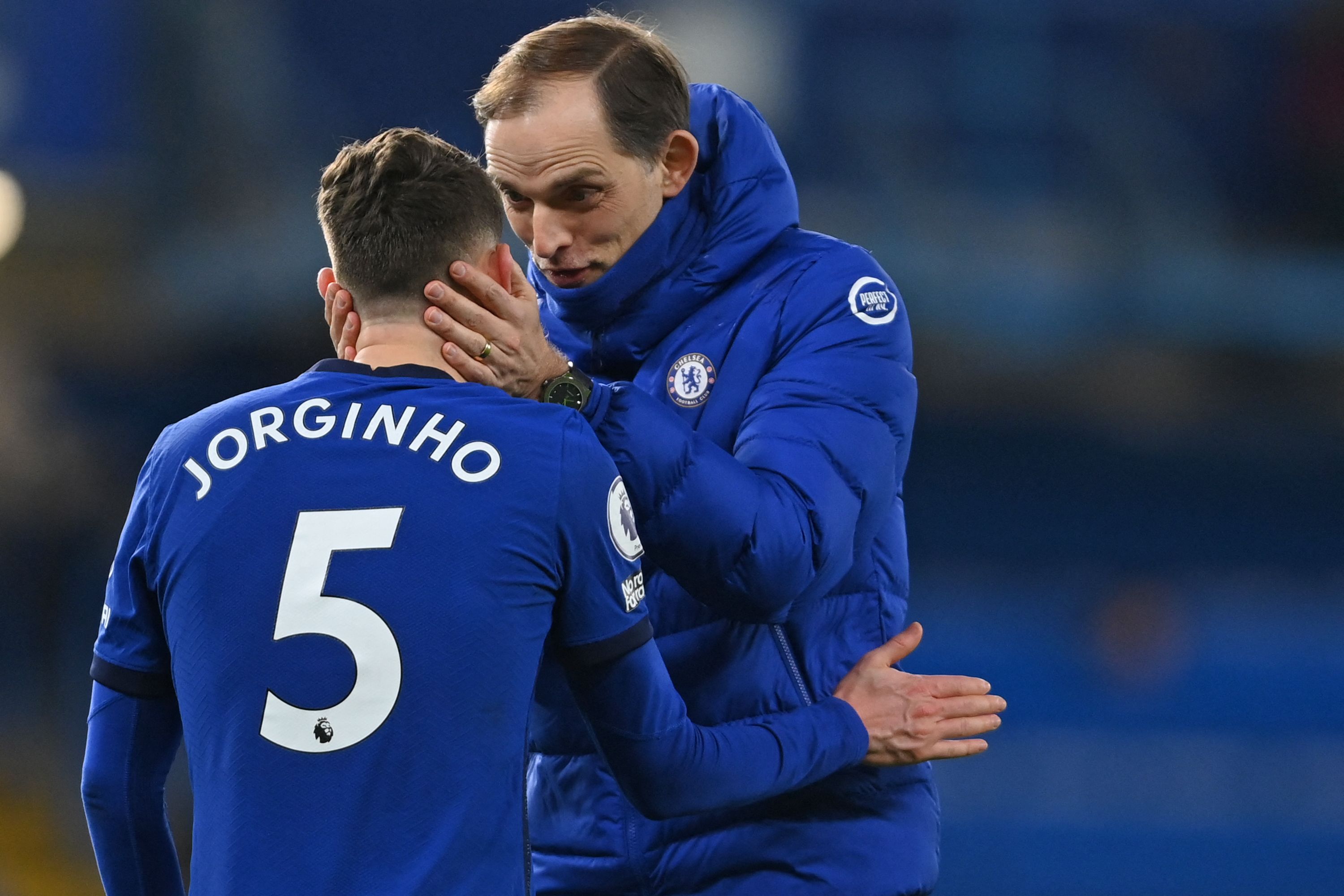 Manajer Chelsea Thomas Tuchel (kanan) memberi selamat kepada gelandang Jorginho saat laga Chelsea versus Everton. 