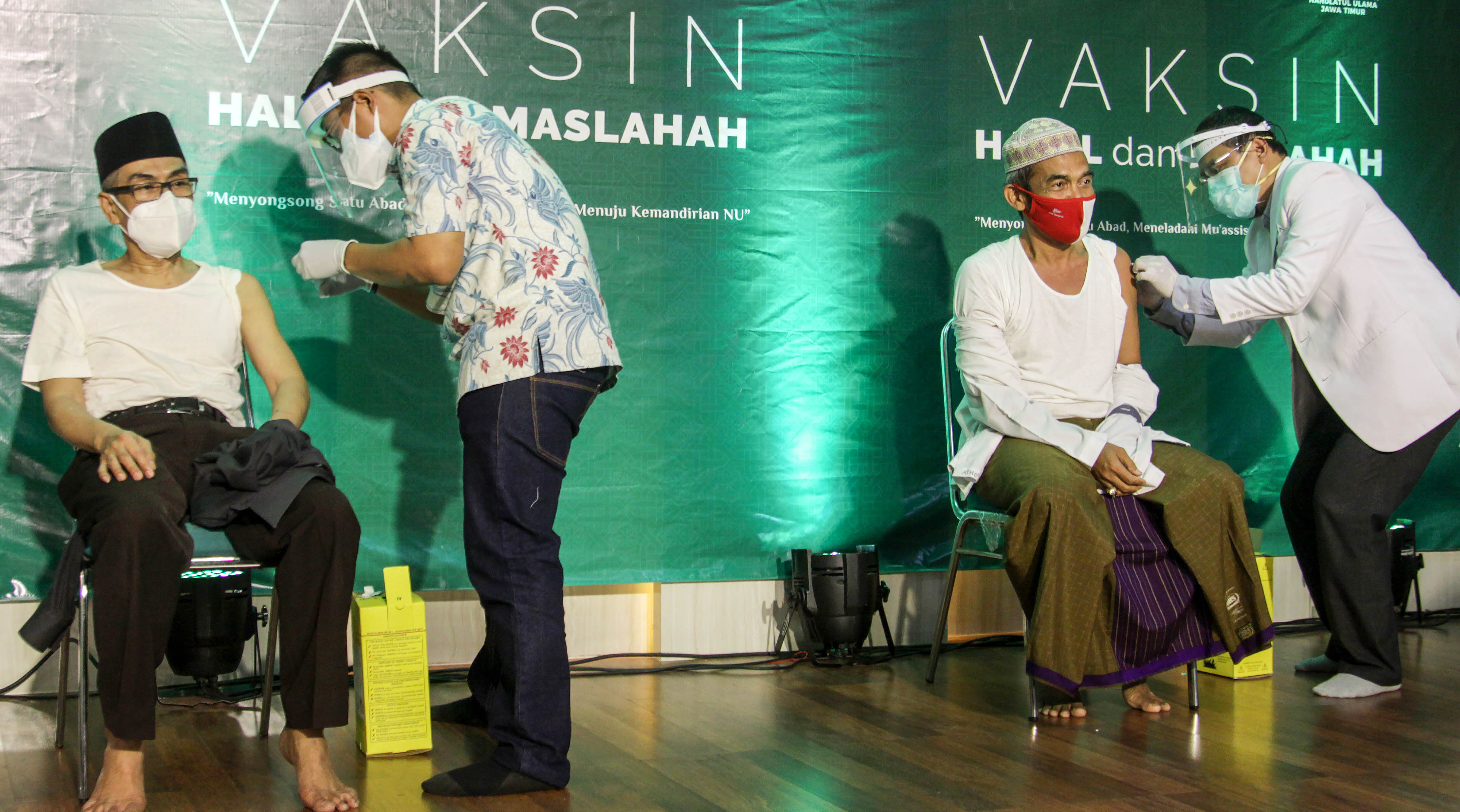 Petugas menyuntikan vaksin covid-19 kepada tokoh agama di kantor PWNU Jatim di Surabaya, Selasa (23/2/2021).