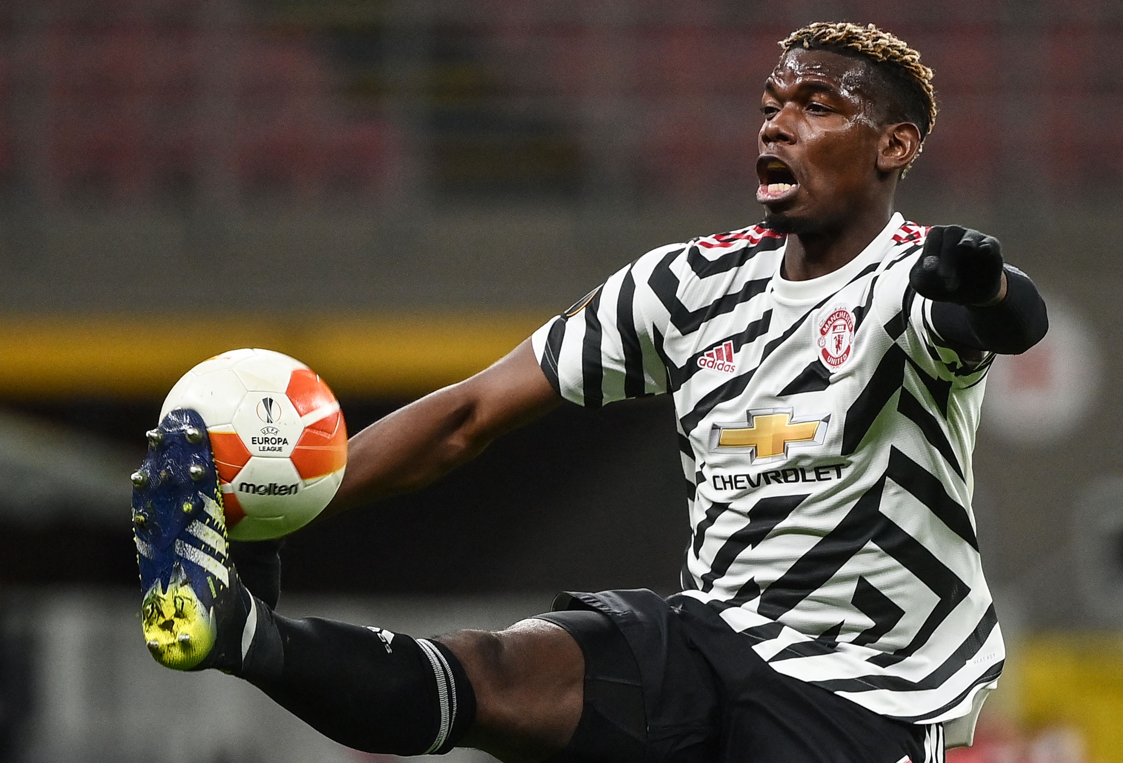 Logo Chevrolet terlihat di jersey MU yang dikenakan Paul Pogba. Mulai musim depan, posisi Chevrolet di jersey MU digantikan oleh TeamViewer.