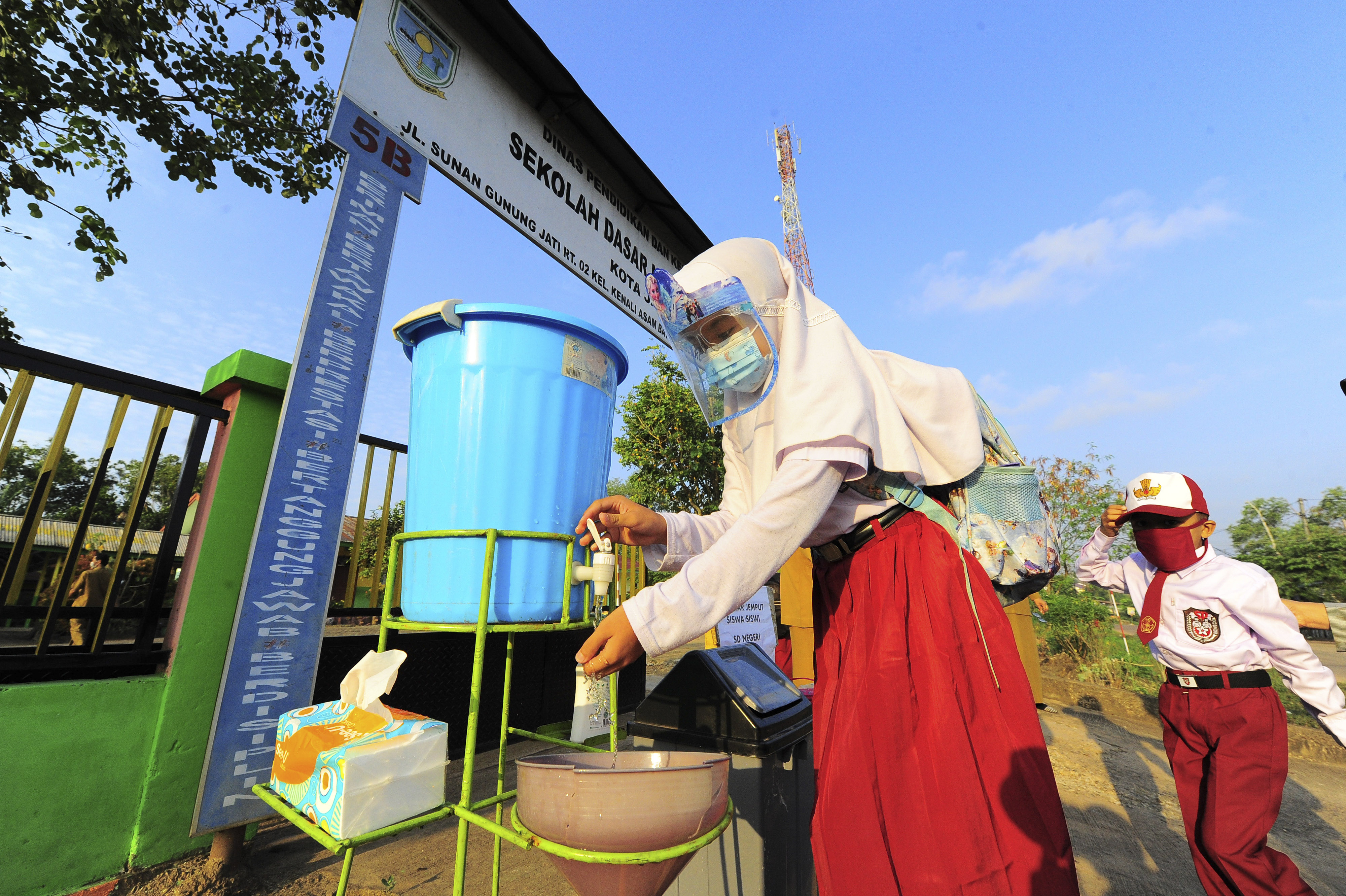 Siswa mencuci tangannya sebelum memasuki gerbang sekolah saat hari pertama PTM di SDN 212/IV, Kota Jambi, Senin (1/3/2021)
