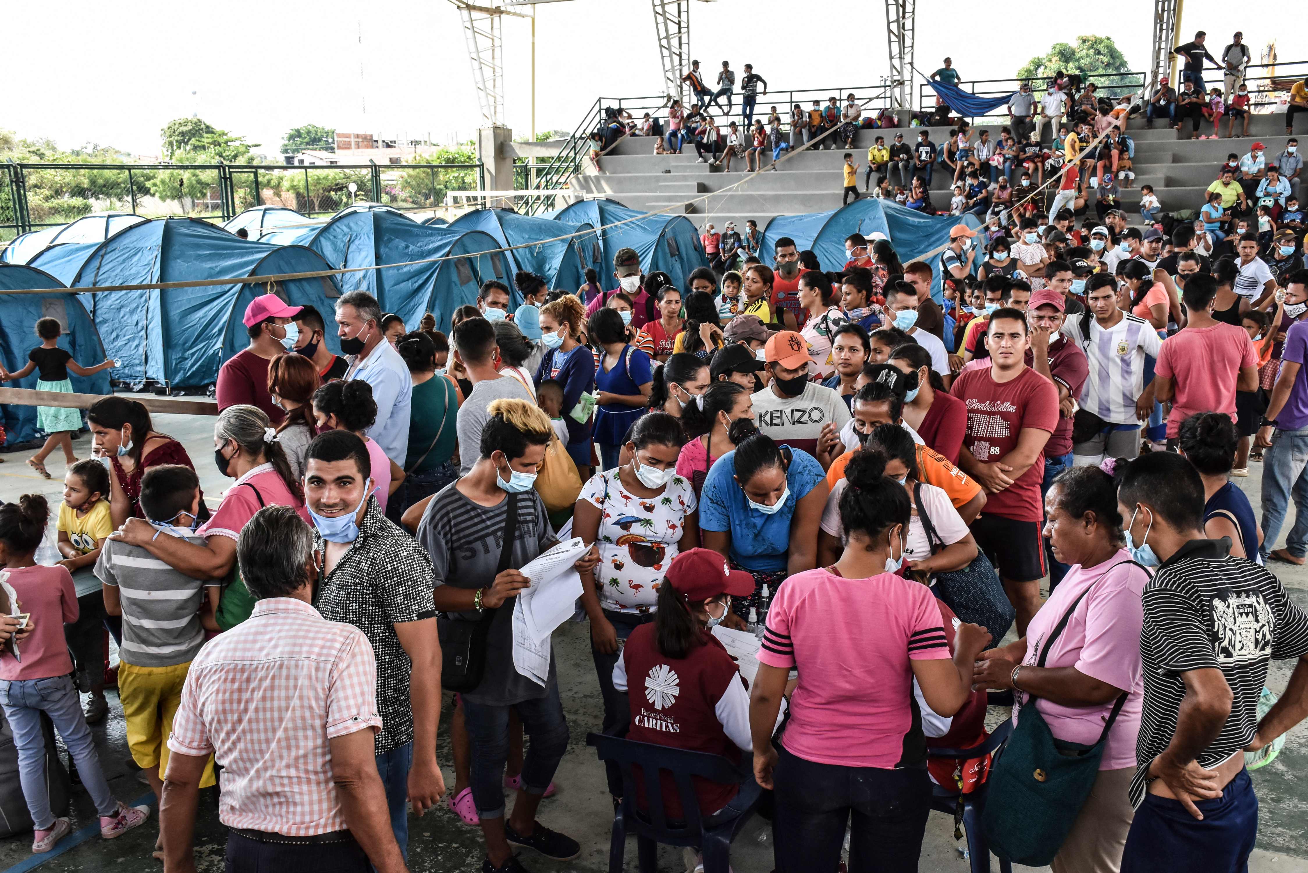 Ratusan warga Venezuela tiba di Kota Arauquita, Kolombia setelah melarikan diri akibat bentrokan antara militer Venezuela dan FARC.