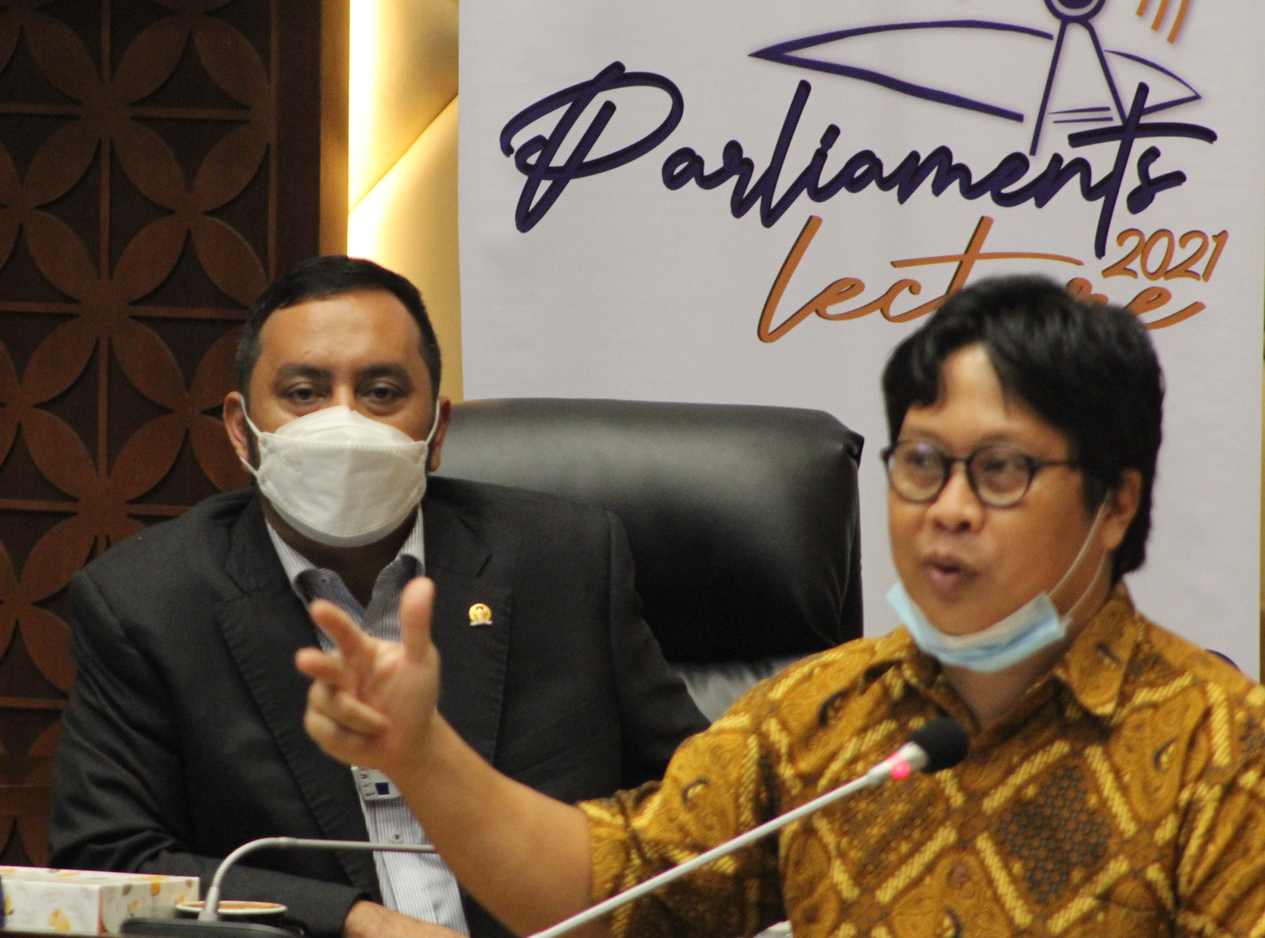 Wakil Ketua Baleg Fraksi Partai Nasdem Willy Aditya (kiri) bersama pembicara Robertus Robert dalam Parliament's Lecture, Jumat (19/3).