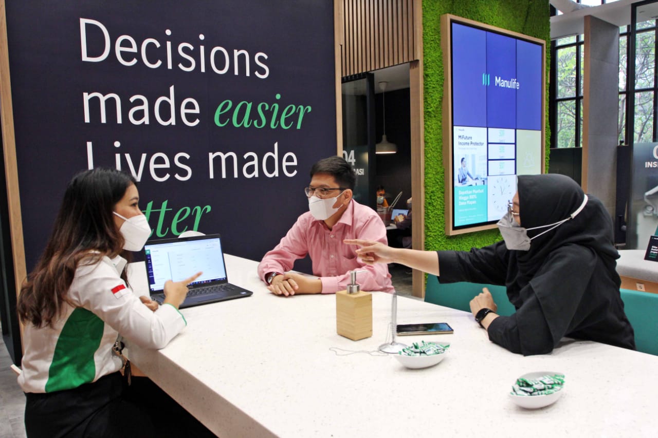 Customer service menjelaskan kepada dua nasabah perihal produk Manulife Value Protector Absolute (MVPA). 