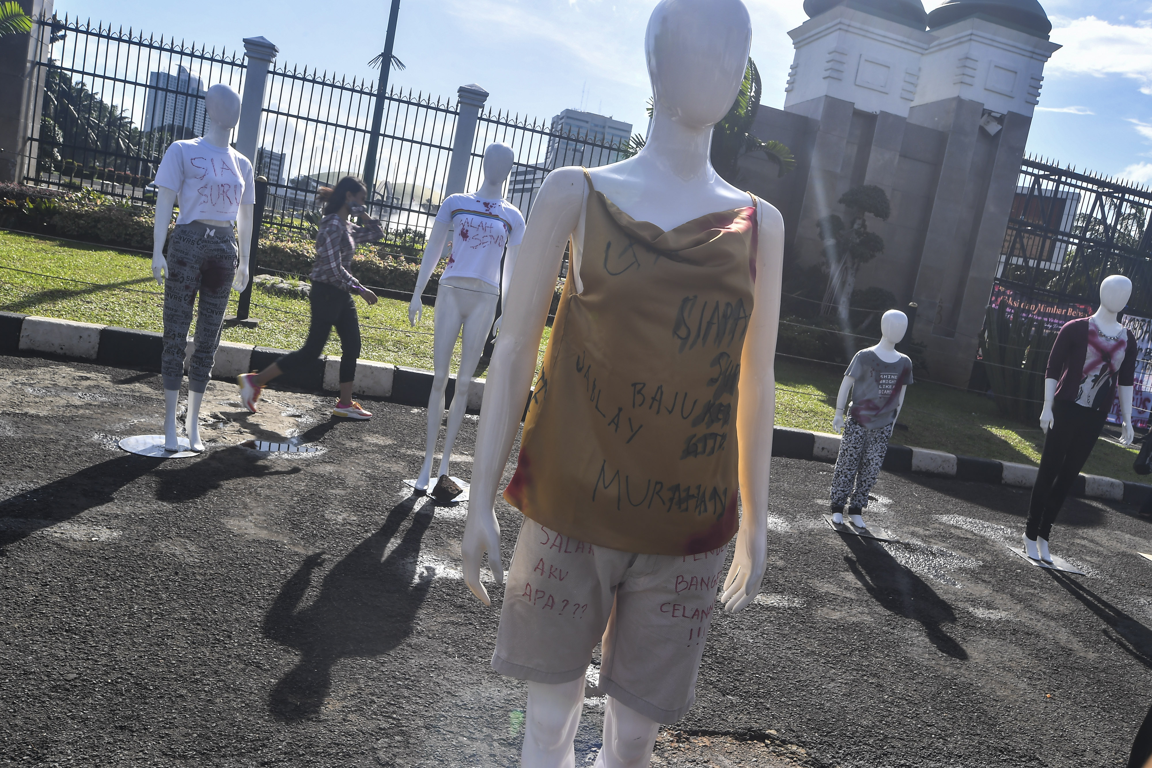 Aksi memperingati hari anti kekerasan terhadap perempuan oleh BEM FH UI di depan Gedung DPR, Jakarta.