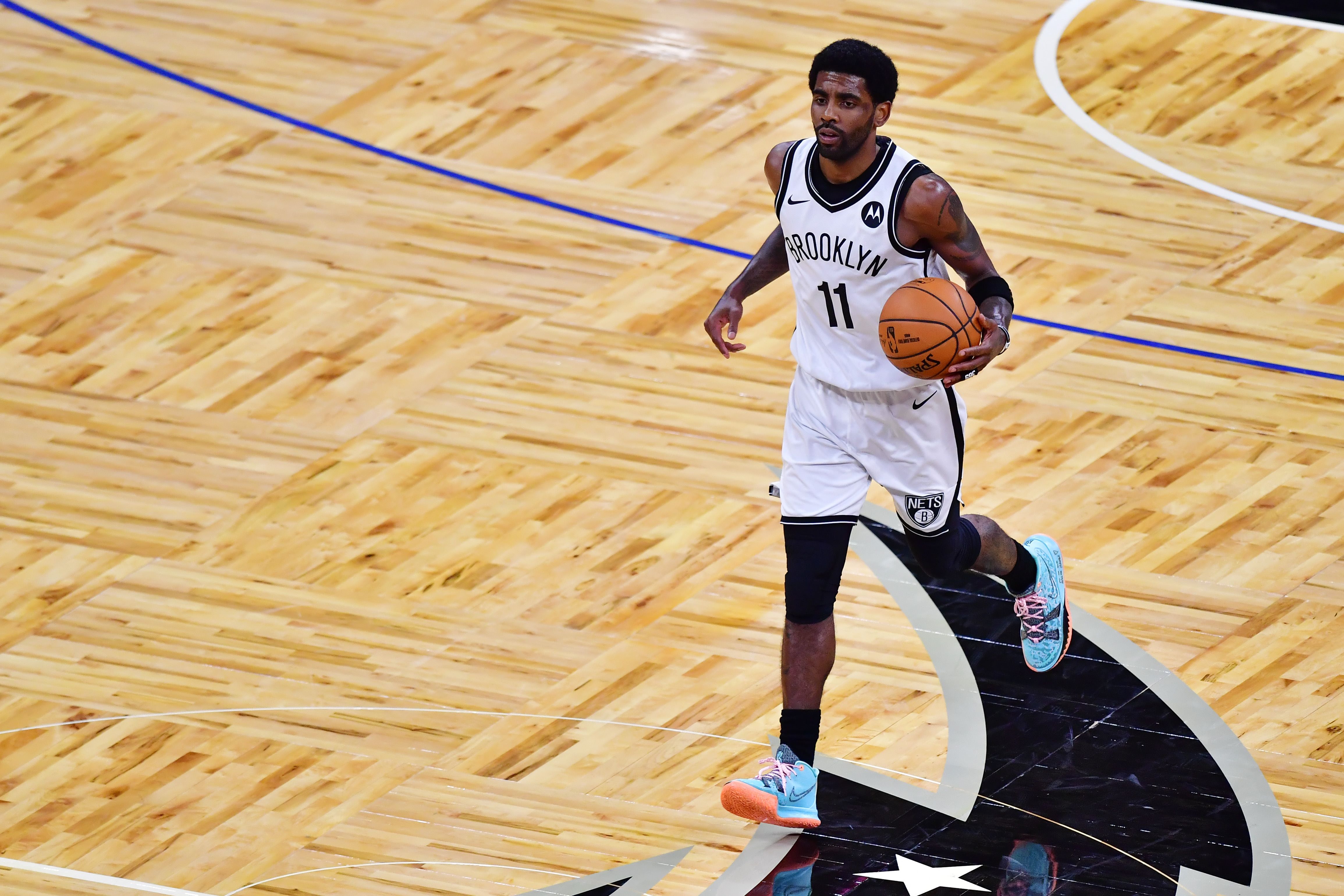 Aksi pemain Brooklyn Nets Kyrie Irving mendribling bola. 