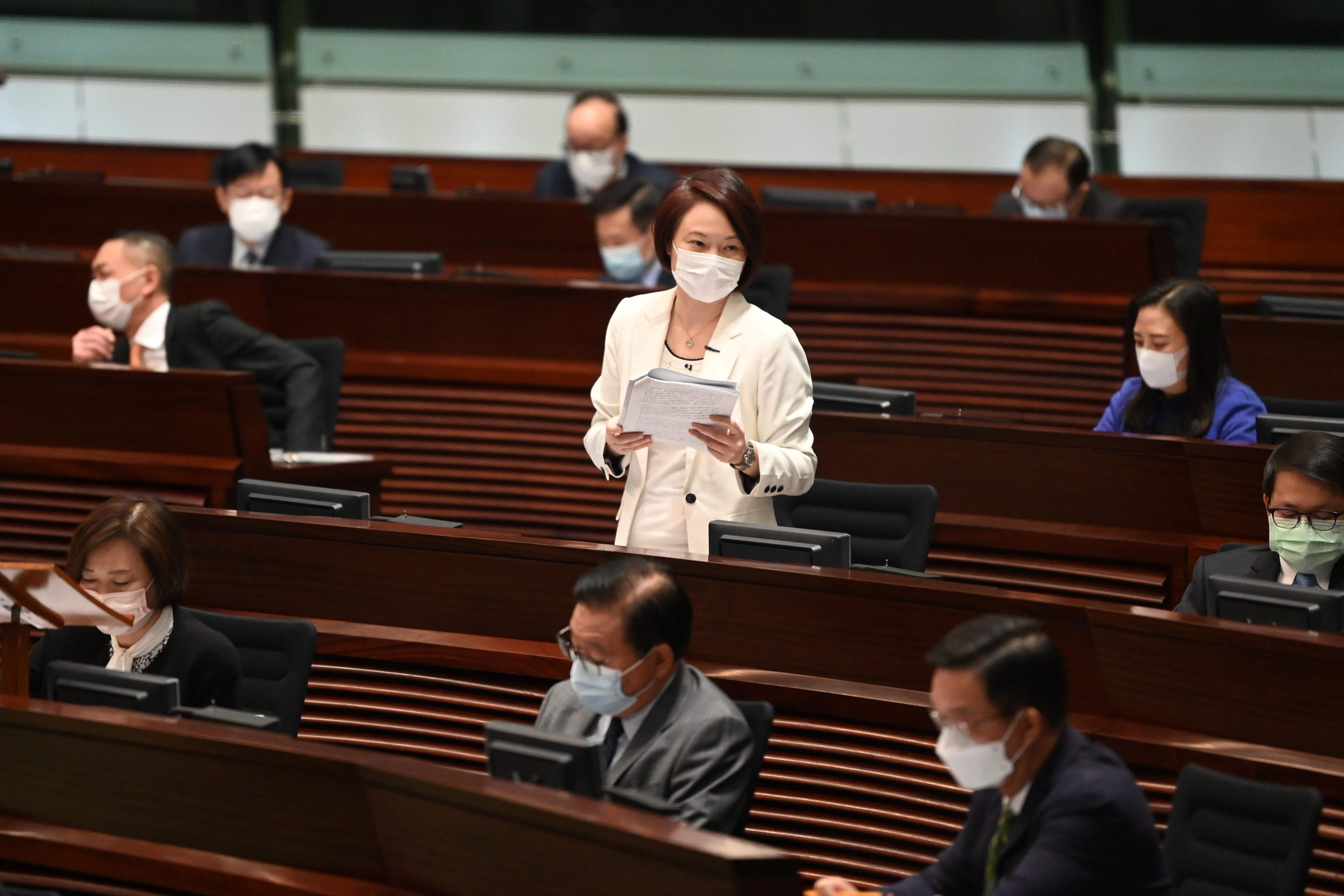Seorang anggota parlemen Hong Kong berbicara dalam sidang parlemen kota tersebut.