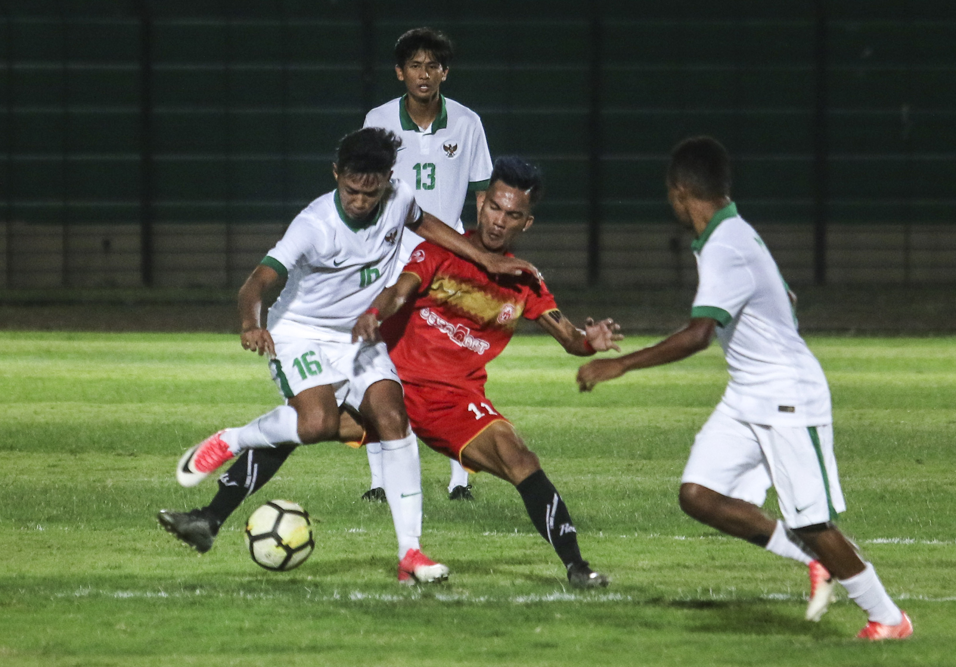 Resky Fendi (jersey merah) saat berebut bola dengan para pemain Persiba Bantul  tahun 2018.