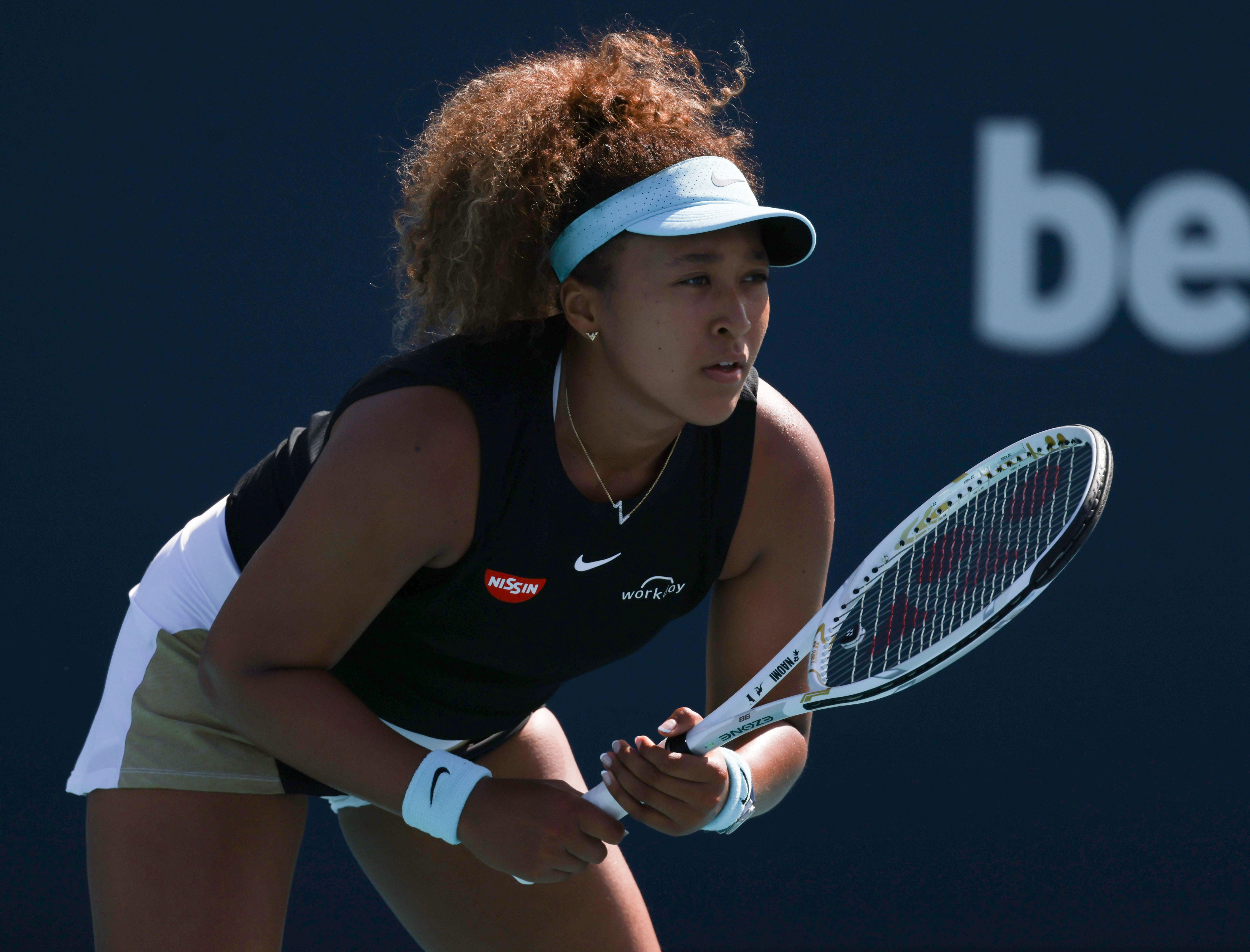 Petenis Jepang Naomi Osaka bersiapa menerima pukulan servis dari lawannya Elise Mertens. 
