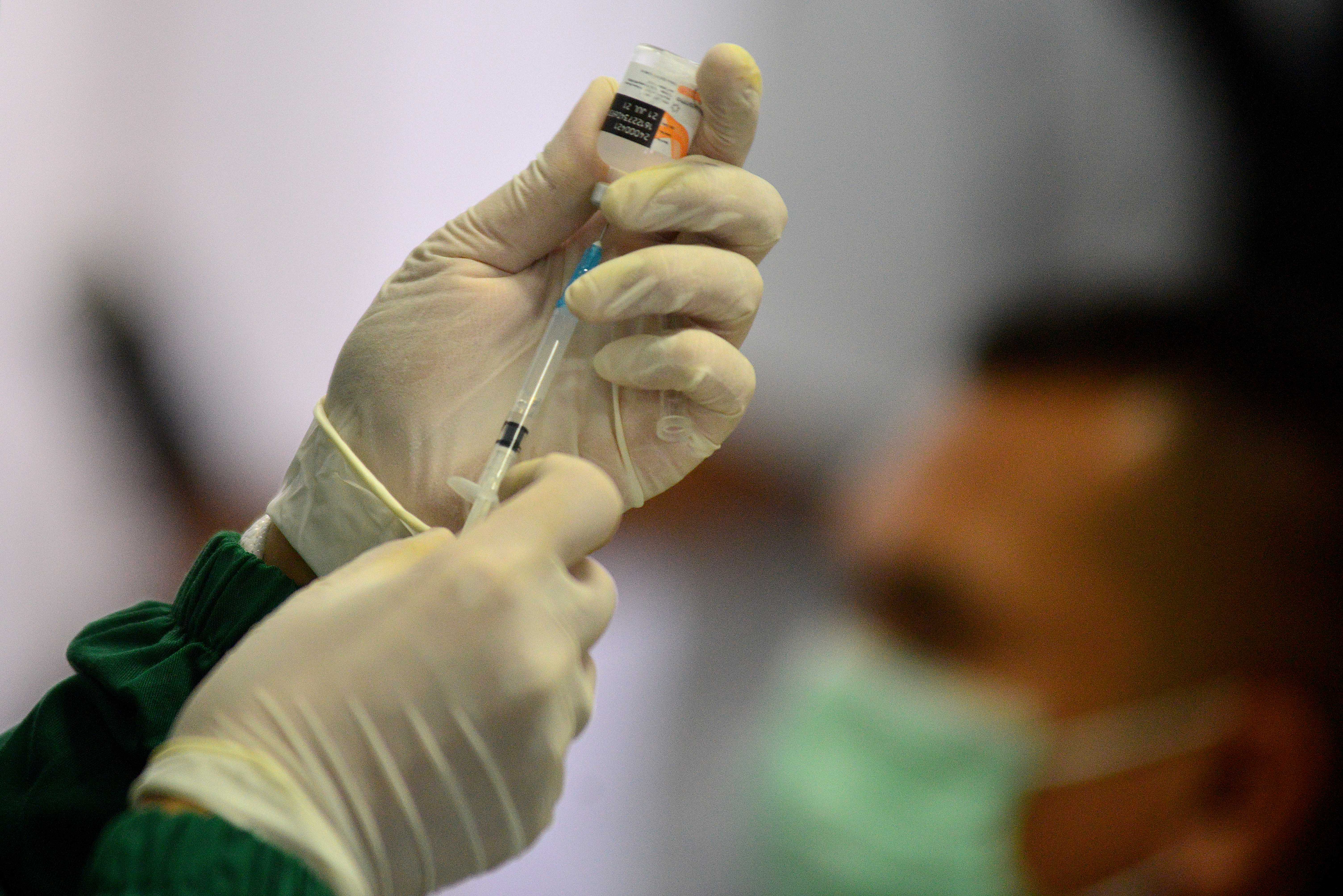 Sejumlah ulama dan pegawai menjalani vaksinasi Covid-19 di kantor pusat Majelis Ulama Indonesia (MUI), Jakarta, Rabu (3/3/2021).