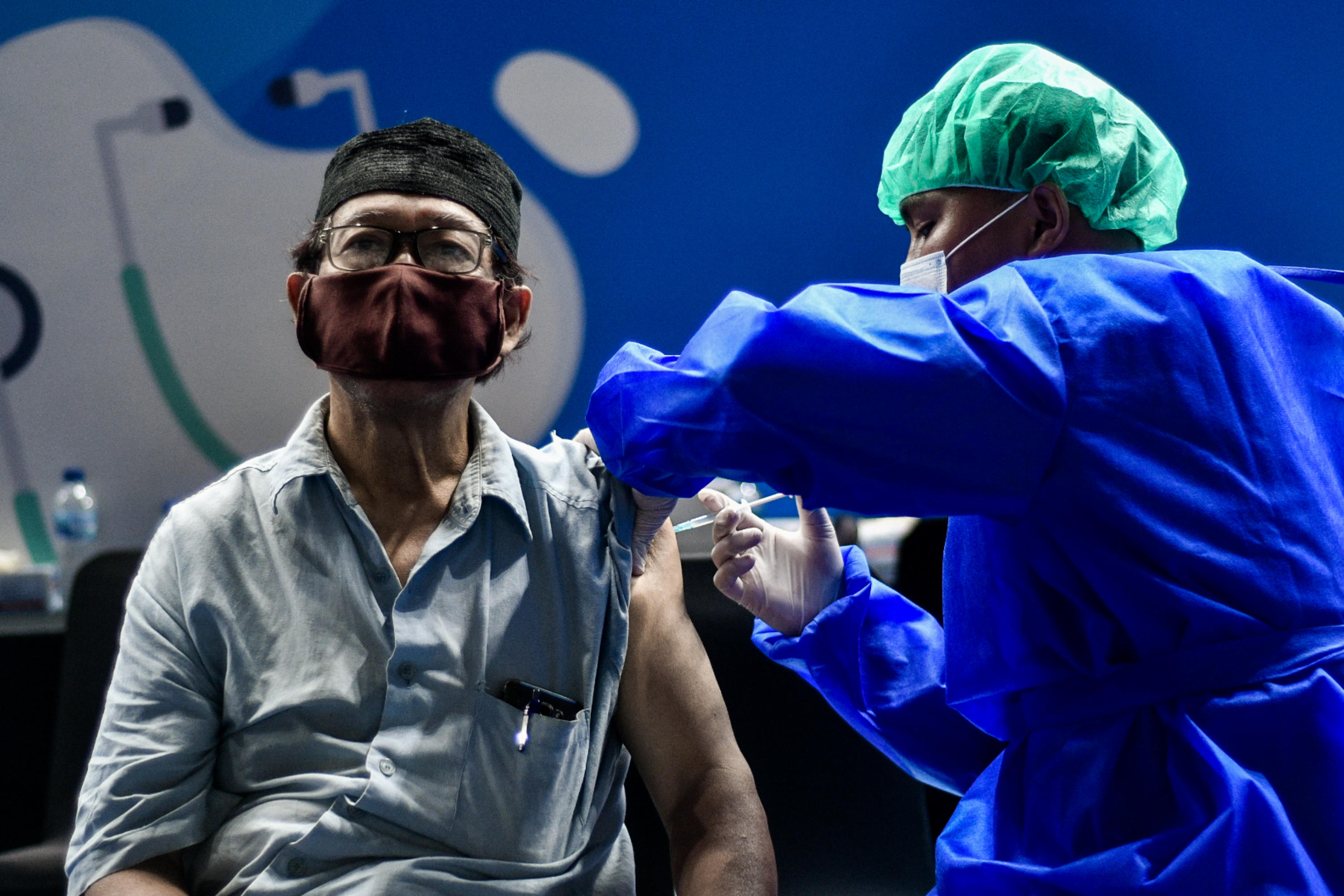 Warga lansia menerima vaksinasi saat kegiatan Sentra Vaksinasi Bersama Covid-19 di Istora Senayan, Jakarta