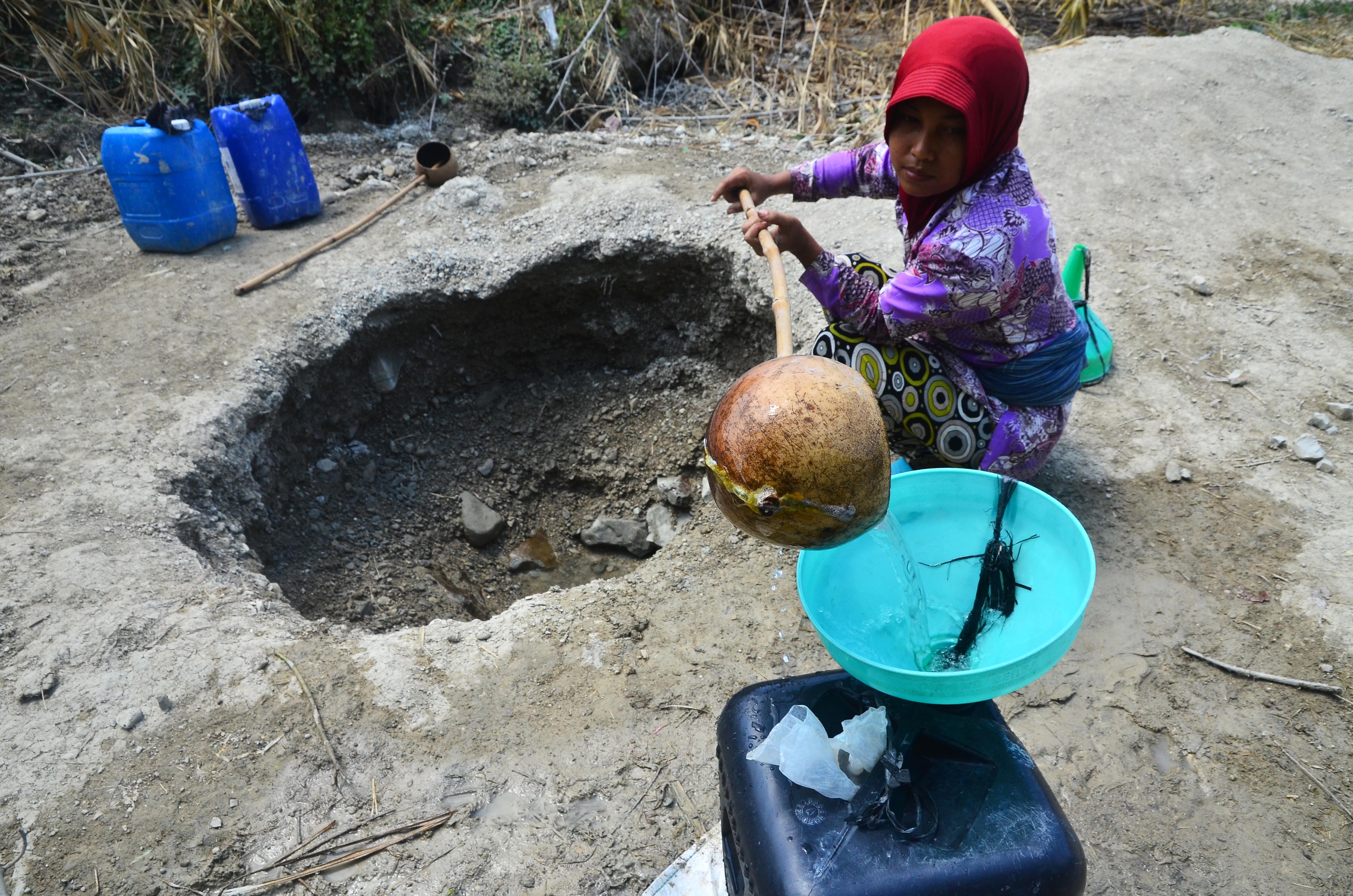Ilustrasi warga mengambil air dari lubang buatan di wilayah Grobogan, Jawa Tengah.