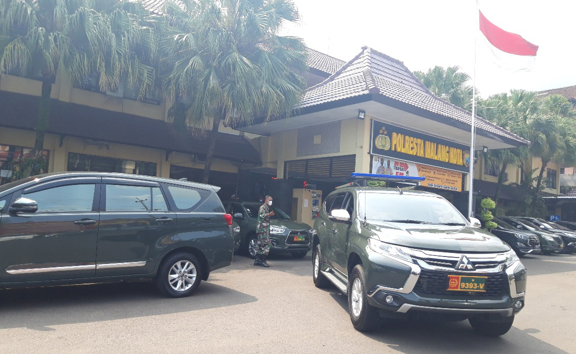 Anggota TNI-AD mendatangi Mapolresta Malang Kota, Jawa Timur, Jumat (26/3) terkait kasus diduga salah gerebek terhadap anggota TNI-AD.