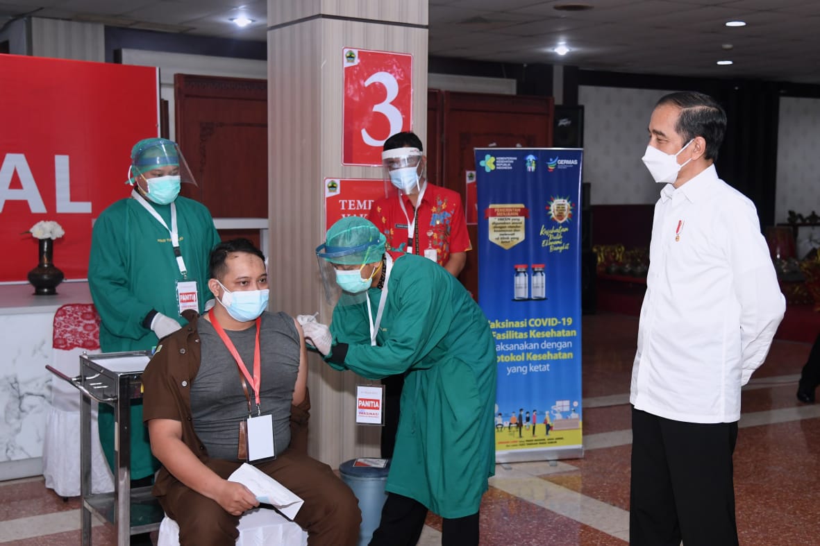 Presiden Jokowi saat meninjau vaksinasi covid-19 di Kantor Gubernur Jawa Tengah.