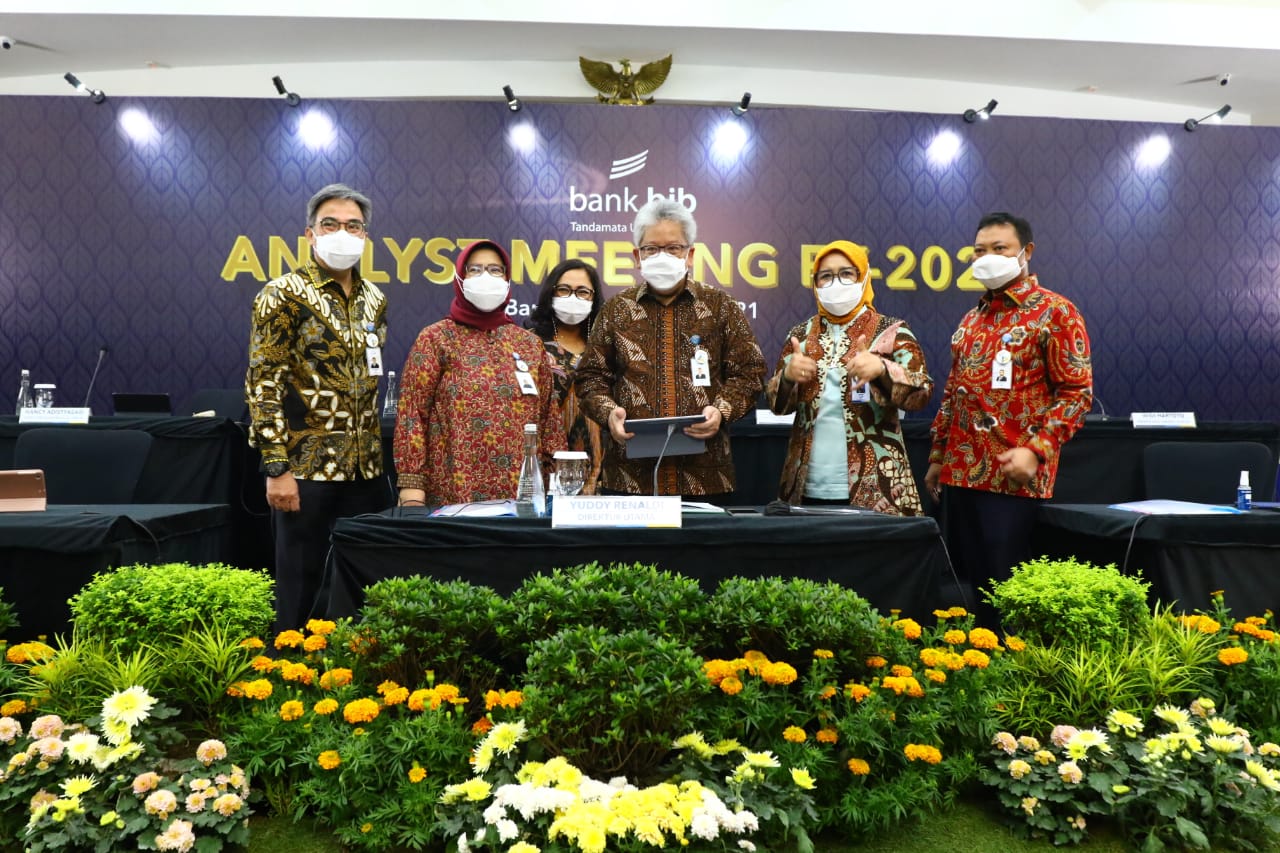 Jajaran Direksi PT Bank BJB yang dipimpin Direktur Utama Yuddy Renaldi (tengah)