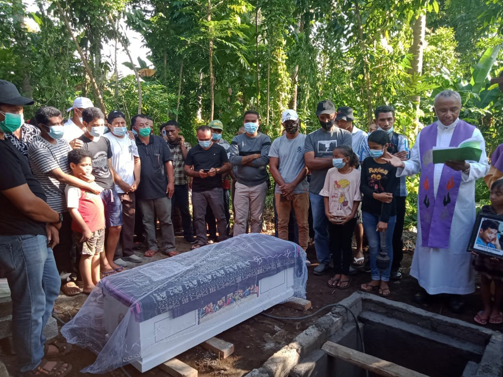 Pemakaman Donatus Ola Perada, redaktur artistik Media Indonesia, di kelahirannya di Adonara, Flotim, NTT, Kamis (18/3)