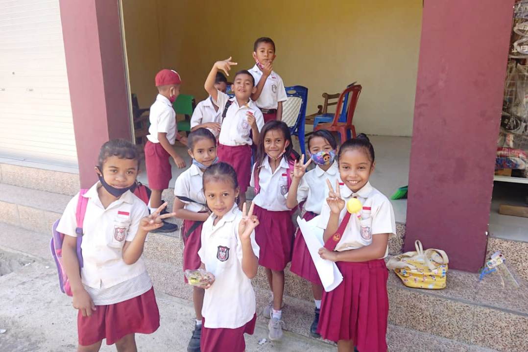 Murid-murid SD di sebuah SD di Sikka bersiap untuk belajar tatap muka. 