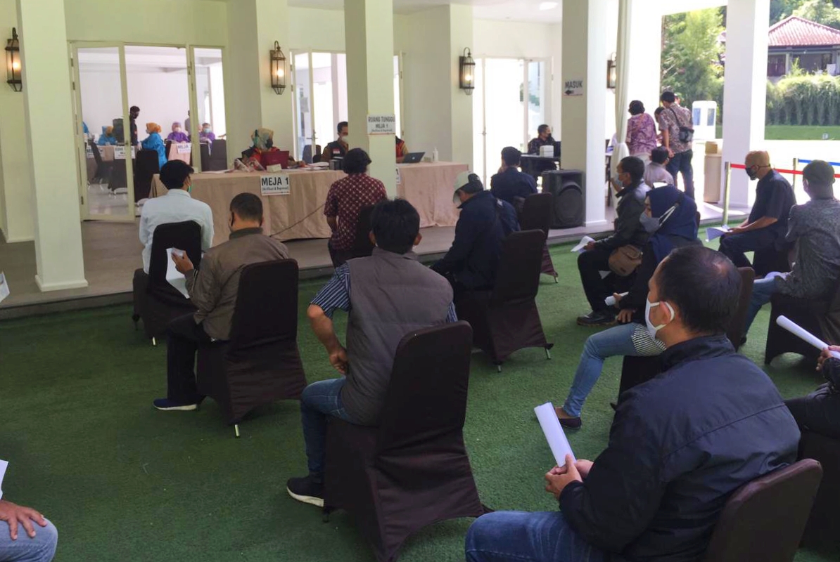 Karyawan objek wisata Lembang Park and Zoo menunggu giliran divaksin covid-19,  Selasa (23/3/2021)