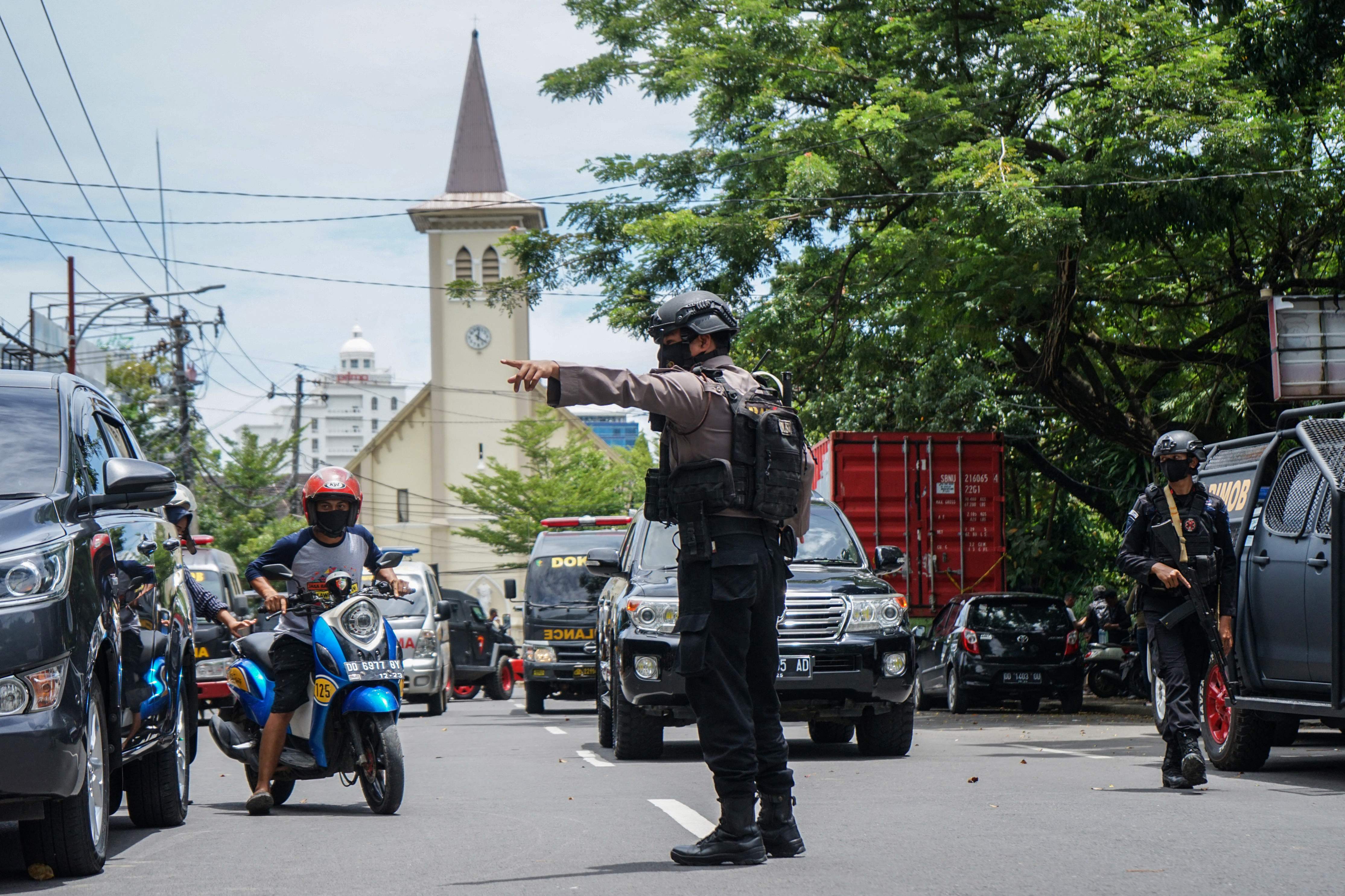 Aparat polisi mengatur lalu lintas di sekitar lokasi bom bunuh diri di depan Gereja Katedral Makassar, Minggu (28/3/2021).