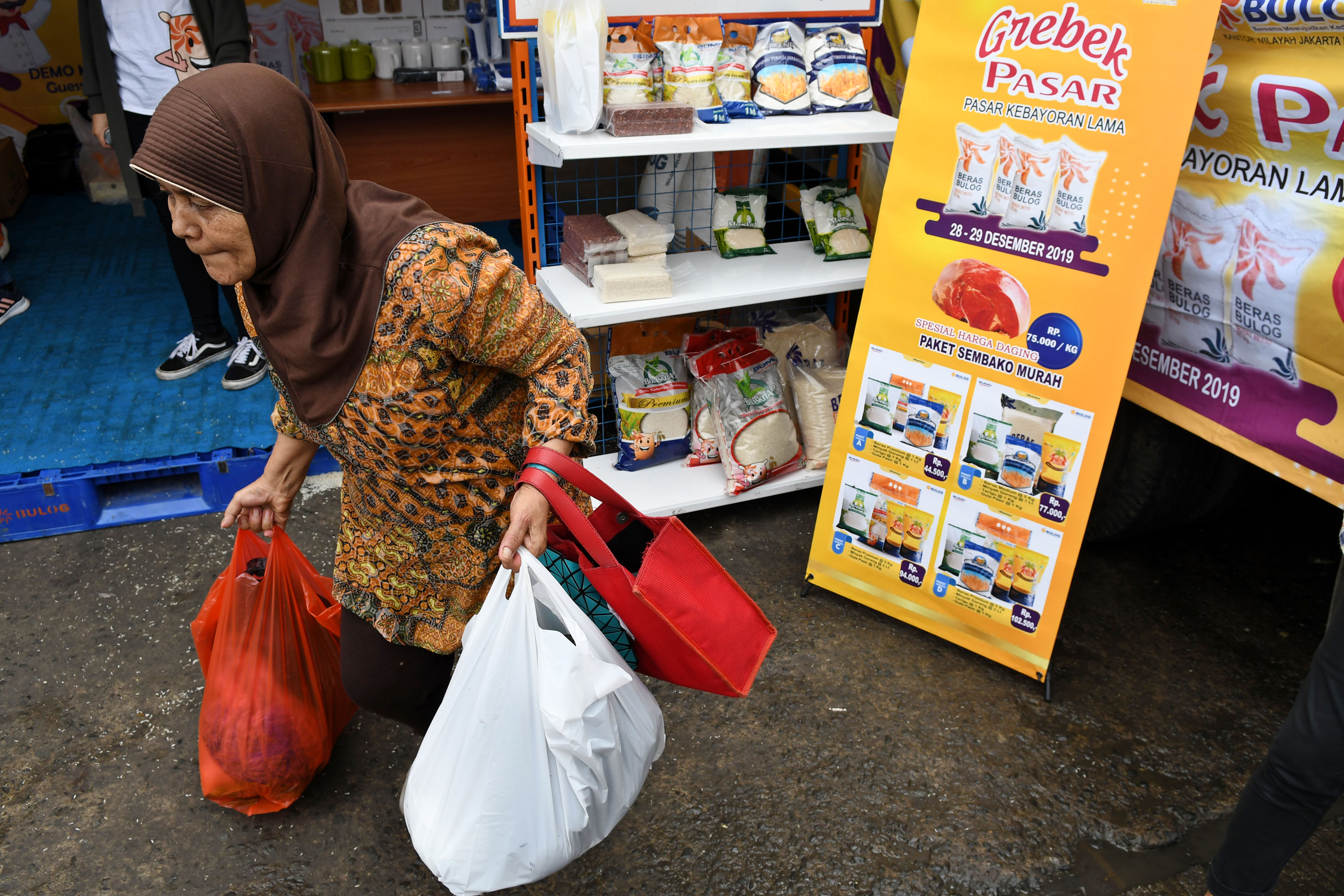  Warga membeli sejumlah komoditas dalam acara Grebek Pasar yang digelar Bulog di Pasar Kebayoran Lama, Jakarta, Minggu (29/12/2019)