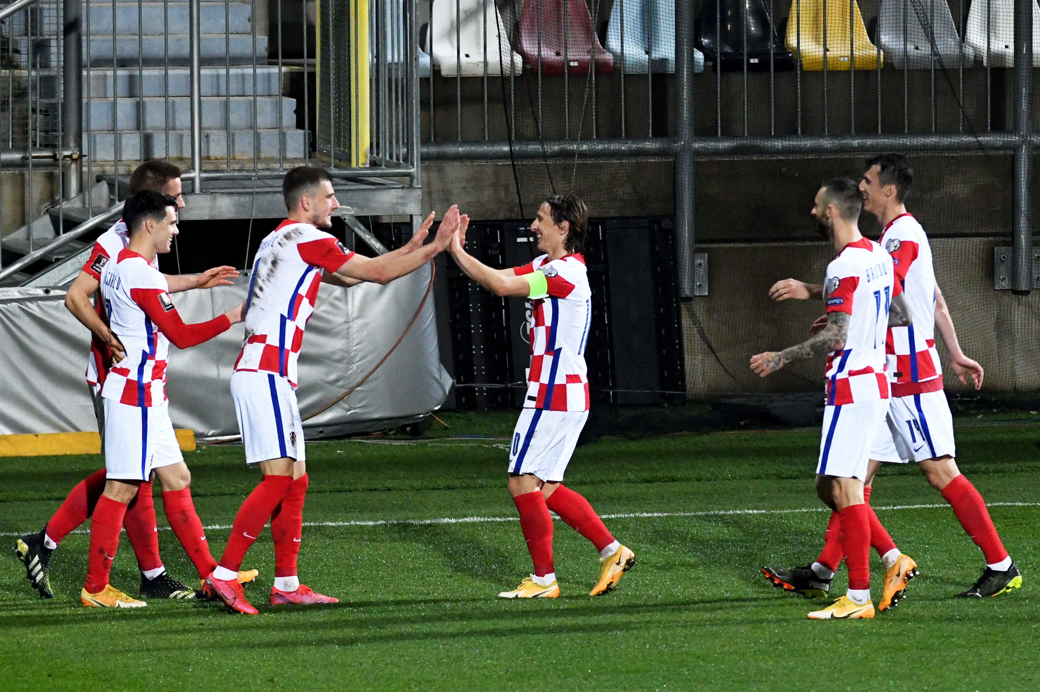 Para pemain Kroasia melakukan selebrasi usai mencetak gol ke gawang Siprus di laga kualifikasi Piala Dunia.