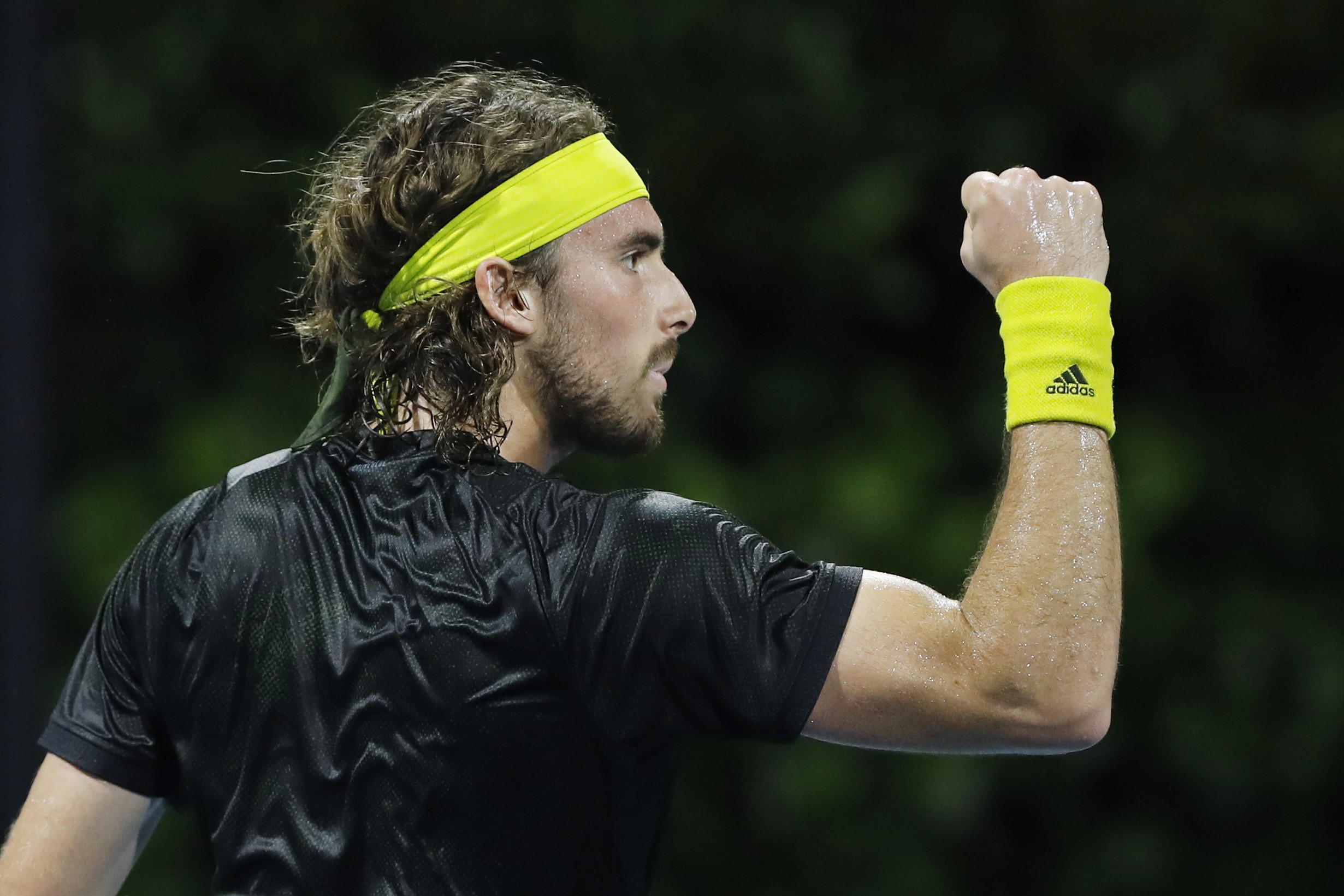 Petenis Yunani Stefanos Tsitsipas mengepalkan tangannya setelah menumbangkan Lorenzo Sonego dari Italia.