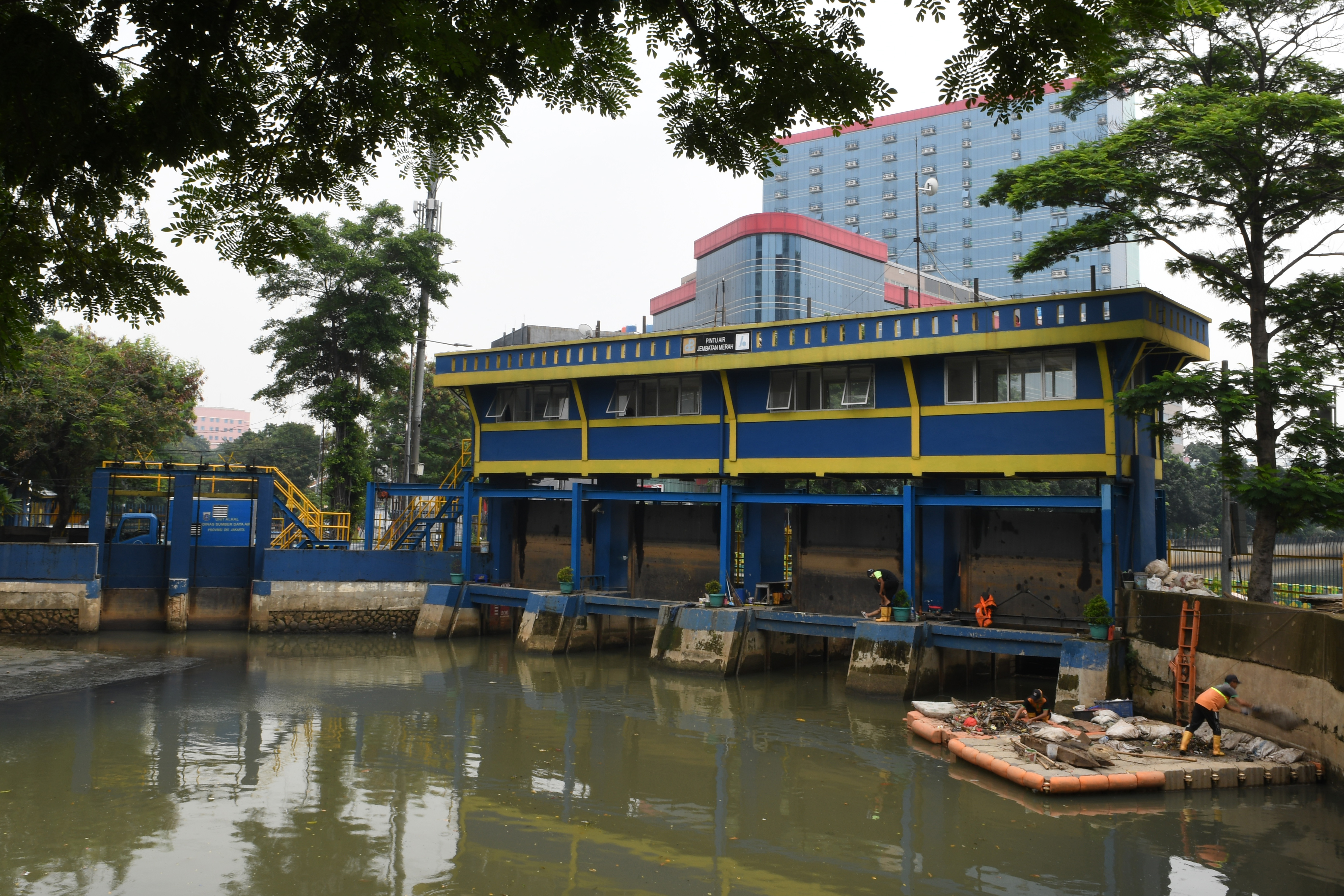 Petugas Penanganan Prasarana dan Sarana Umum (PPSU) membersihkan sampah yang berada di Pintu Air jembatan Merah, Jakarta, Rabu (15/4/2020)