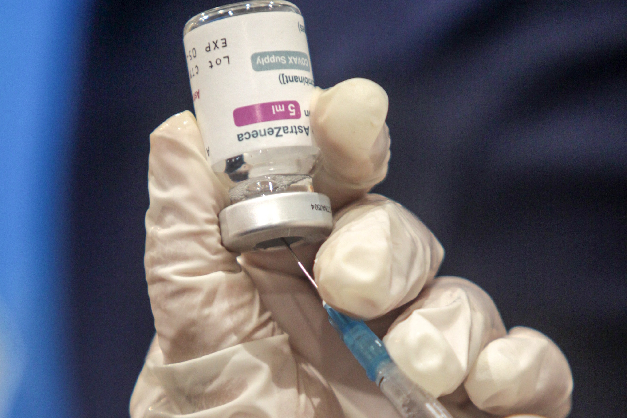 Petugas mengambil cairan vaksin covid-19 Astrazeneca sebelum diberikan kepada petugas pelayanan Bandara Juanda, Jatim, Selasa (30/3).