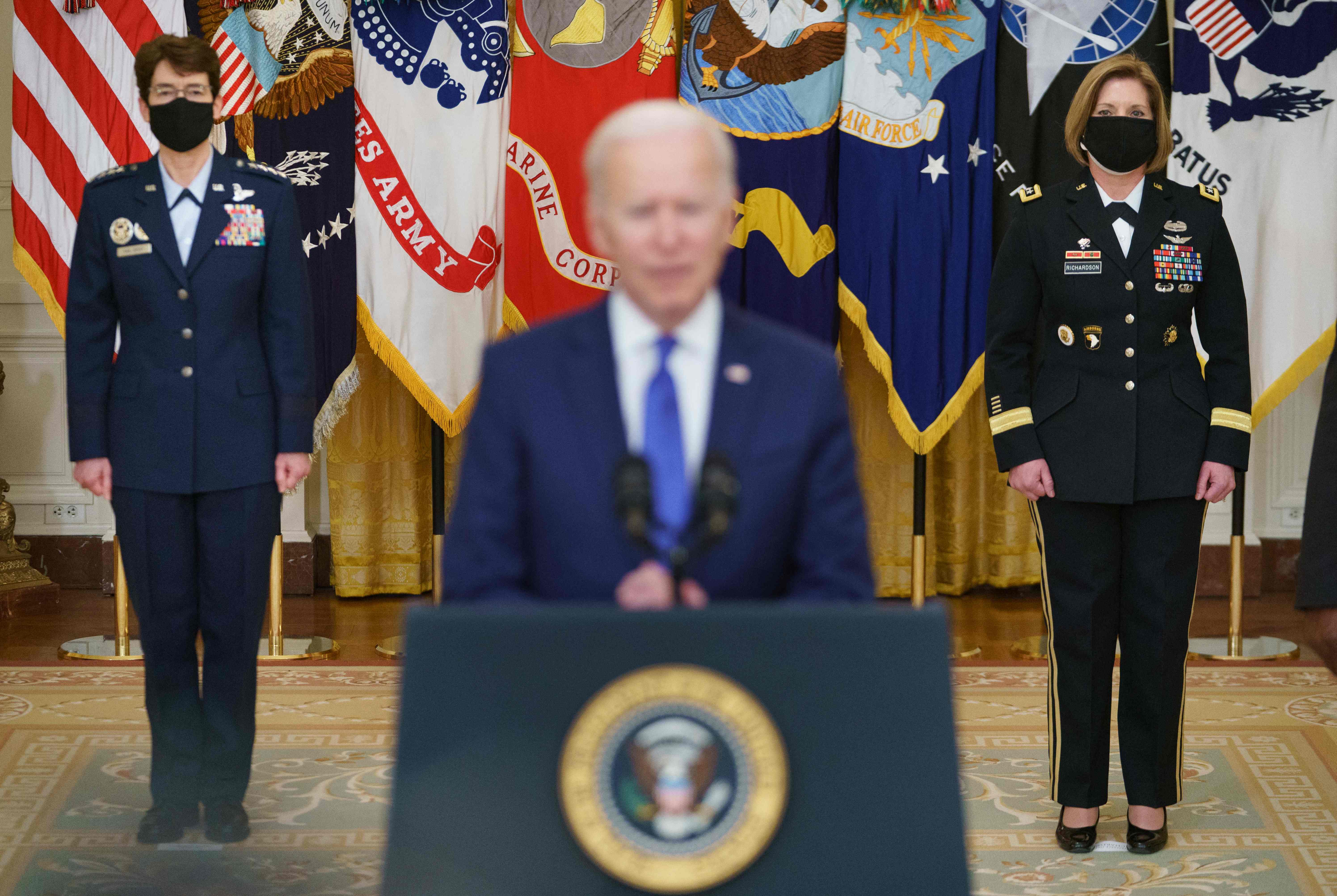 Jenderal Jacqueline Van Ovost  (kiri) dan Jenderal Laura Richardson (kanan) dinominasikan oleh Presiden Biden pimpin komando militer AS.