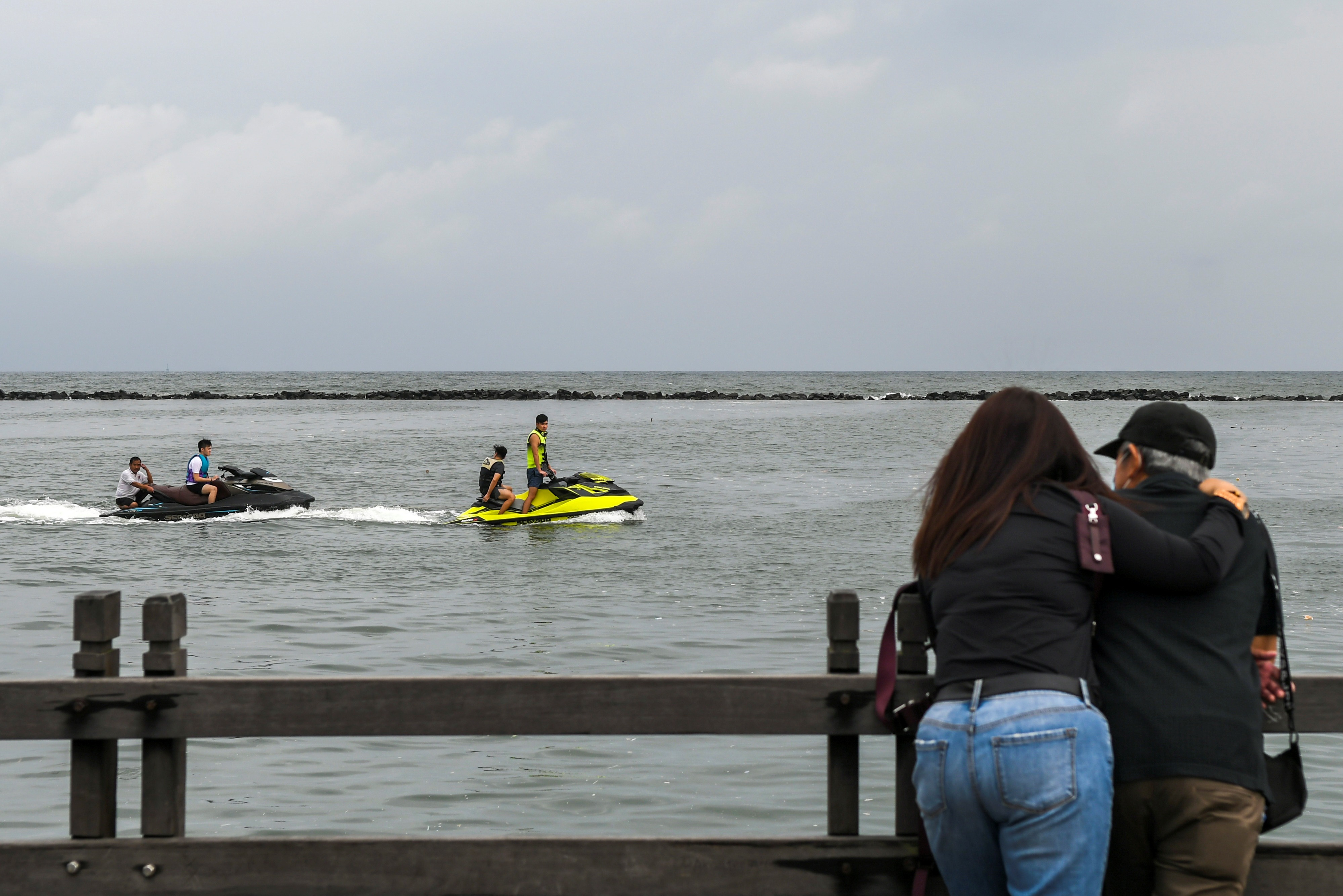 Pengunjung menikmati suasana kawasan wisata Ancol, Jakarta, beberapa waktu lalu.