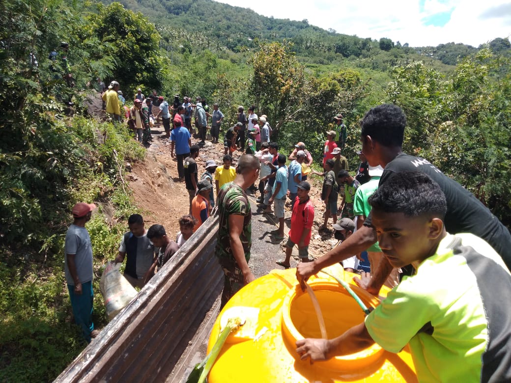 Komunitas Taman Daun, TNI dan masyarakat bergotong royong membangun jalan
