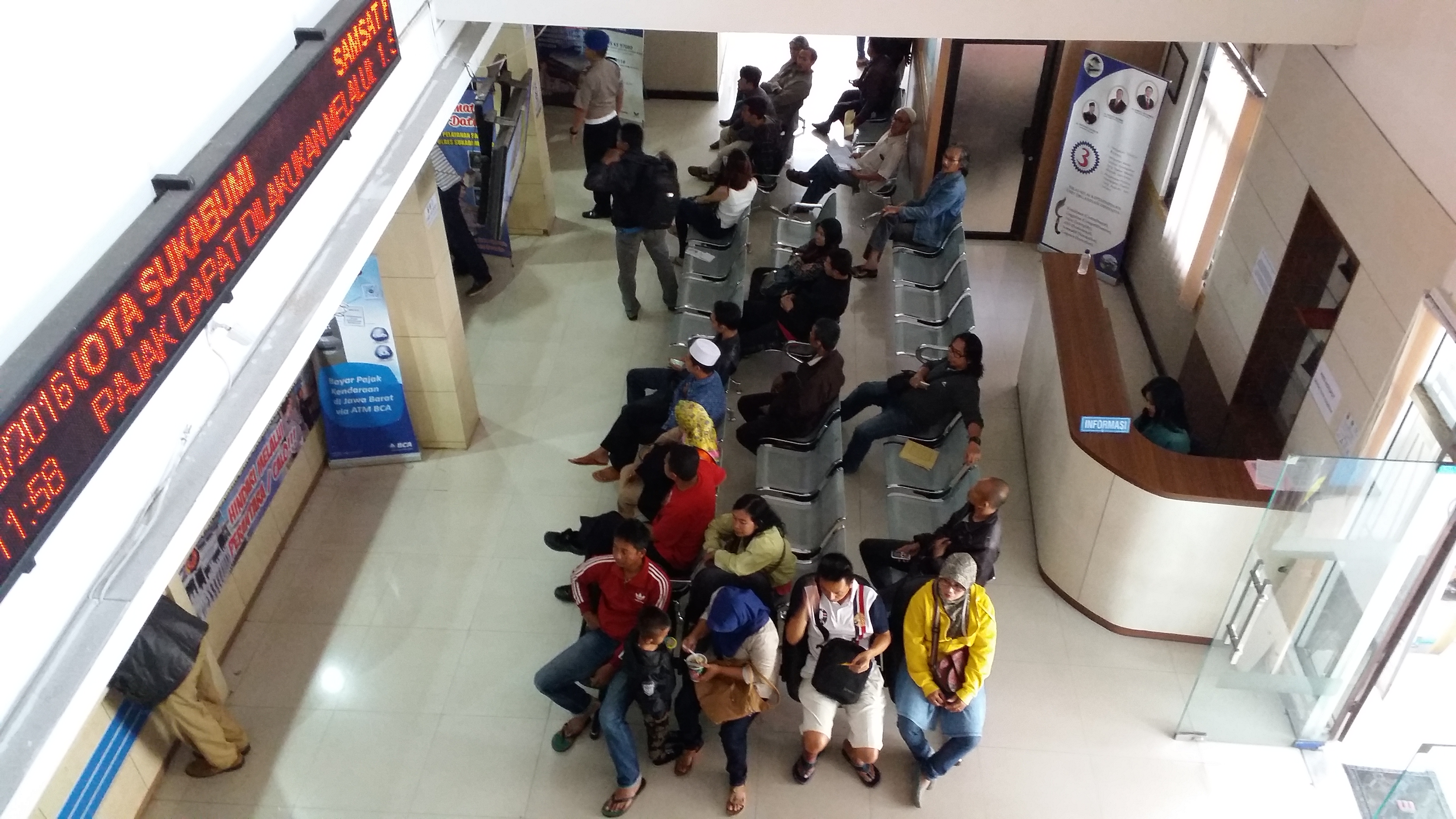 Aktivitas di kantor Dinas Pendapatan Daerah Jawa Barat di Kota Sukabumi