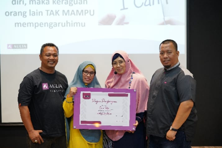 Bunda Dina Elifa (baju kuning) meski telat berbisnis tapi mampu meraih kesuksesan.