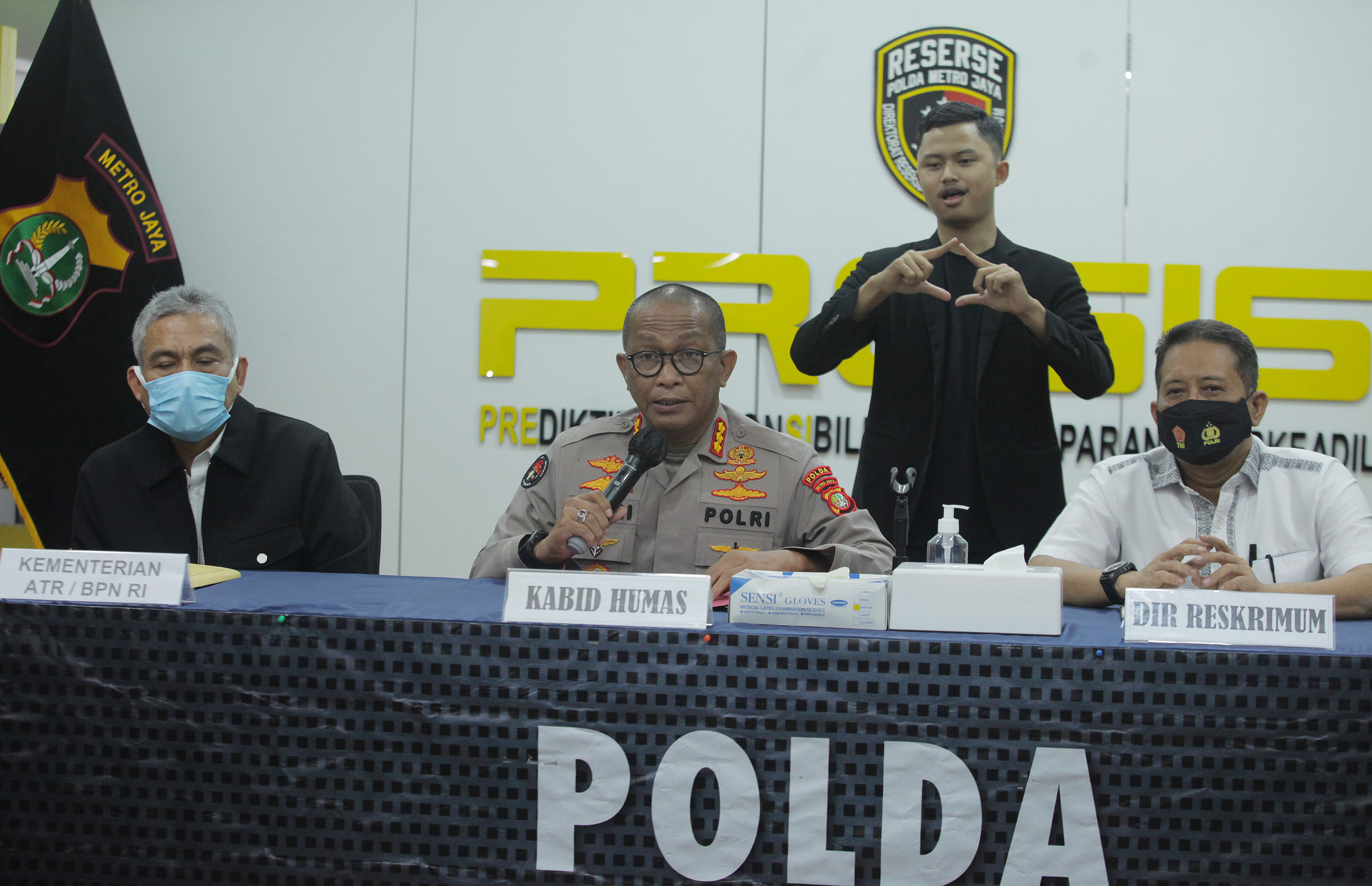  Kabid Humas Polda Metro Jaya Kombes Pol Yusri Yunus (tengah)