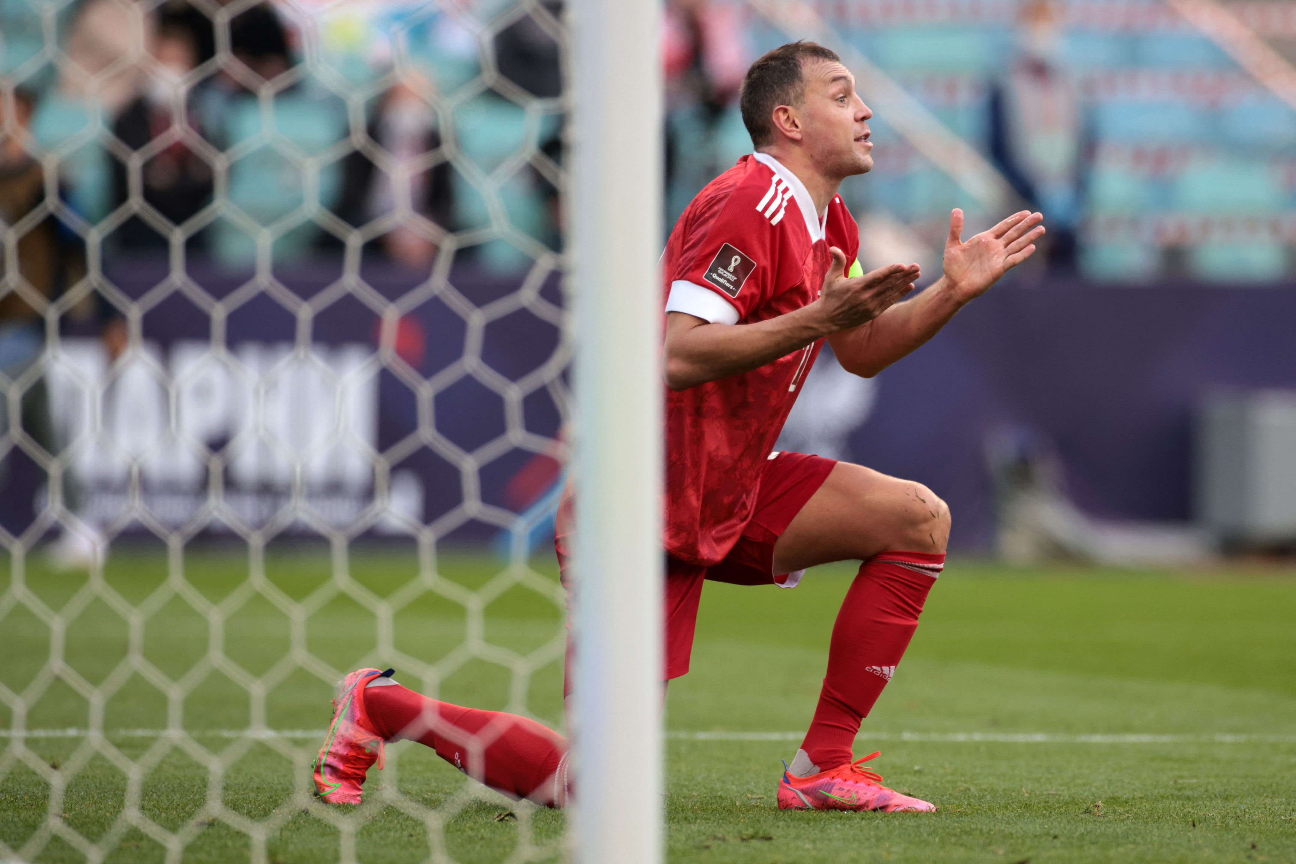Penyerang Rusia Artem Dzyuba bereaksi dalam laga kualifikasi Piala Dunia kontra Slovenia.