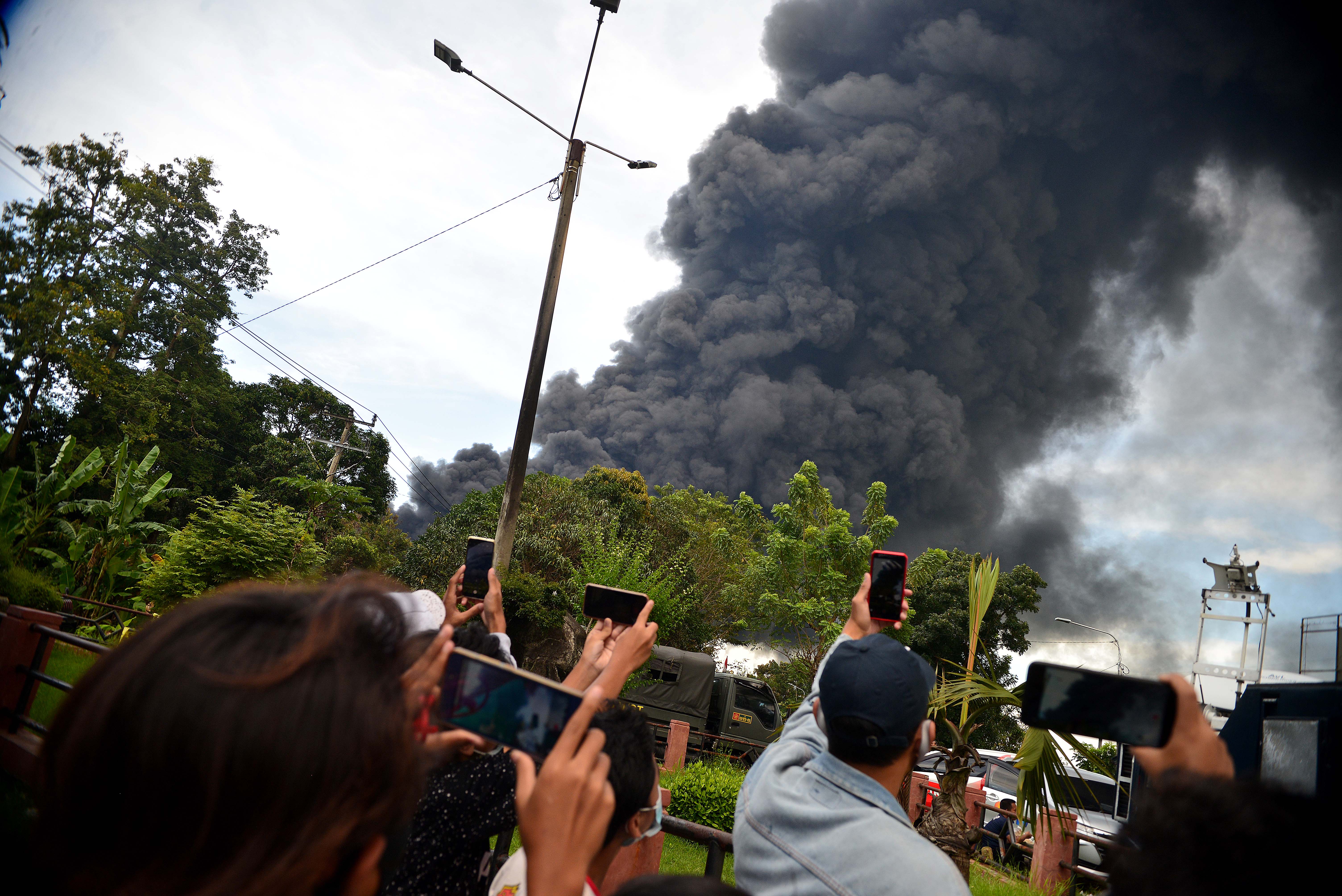 Warga mendokumentasikan sisa kebakaran Kilang Balongan milik Pertamina di Indramayu, Jawa Barat.