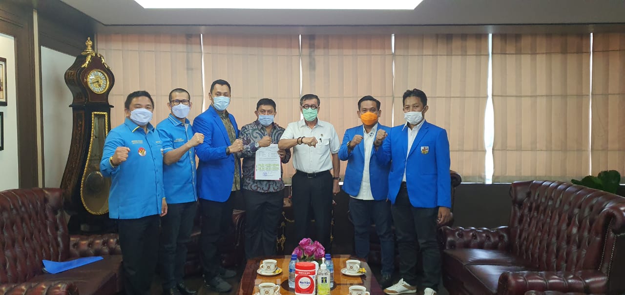 Yasonna Laoly bersama pengurus KNPI