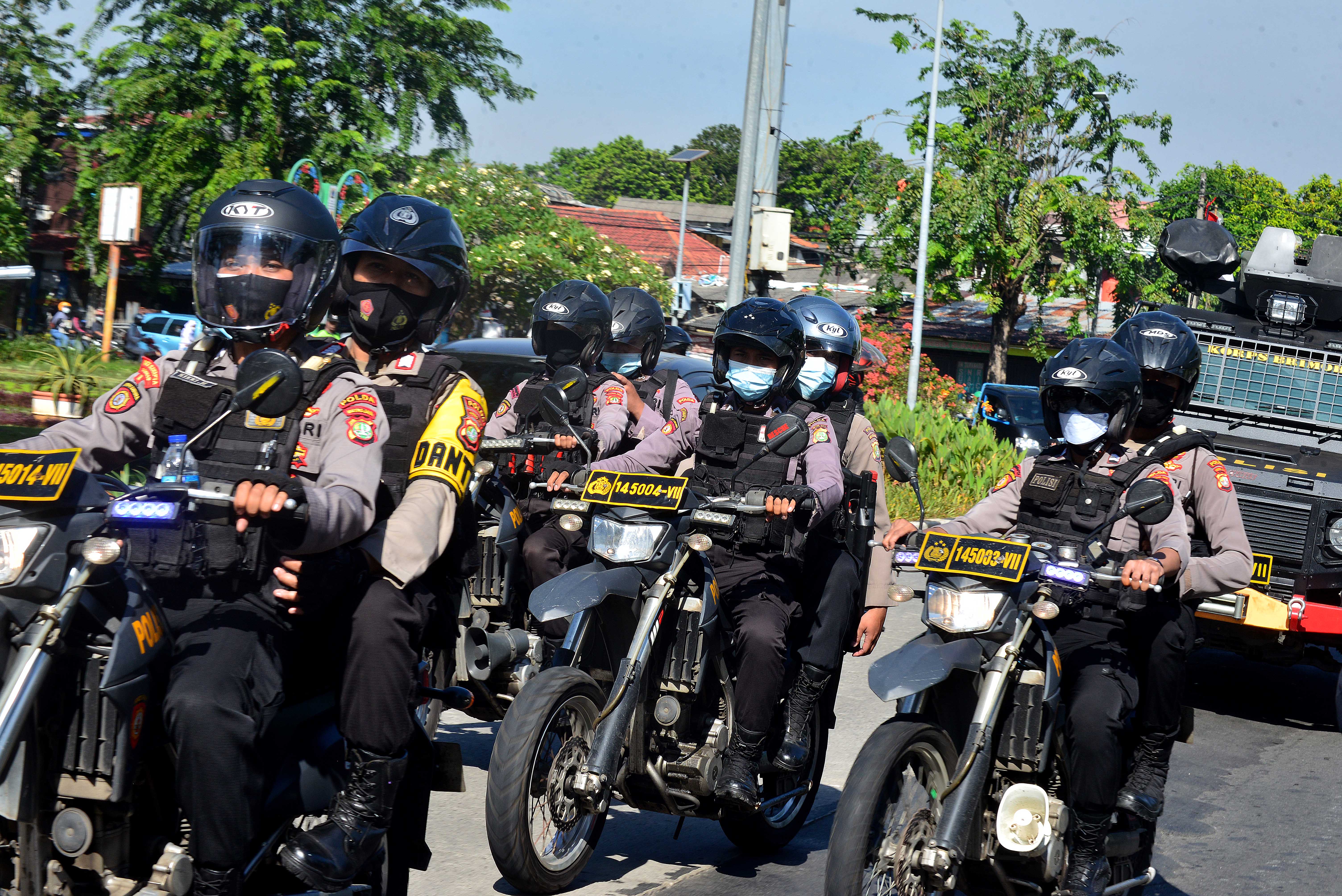 Petugas Resmbob Polda Metro Jaya bersiaga di sekitar gedung PN Jakarta Timur.