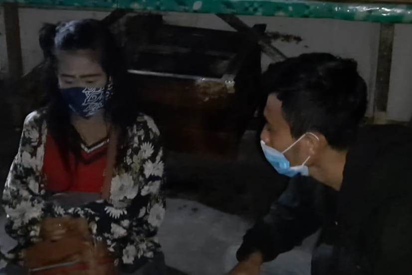 Seorang donatur dari Dedi Mulyadi menemui perempuan hamil delapan bulan setelah viral karena ia menjajakan diri kepada pelanggan.