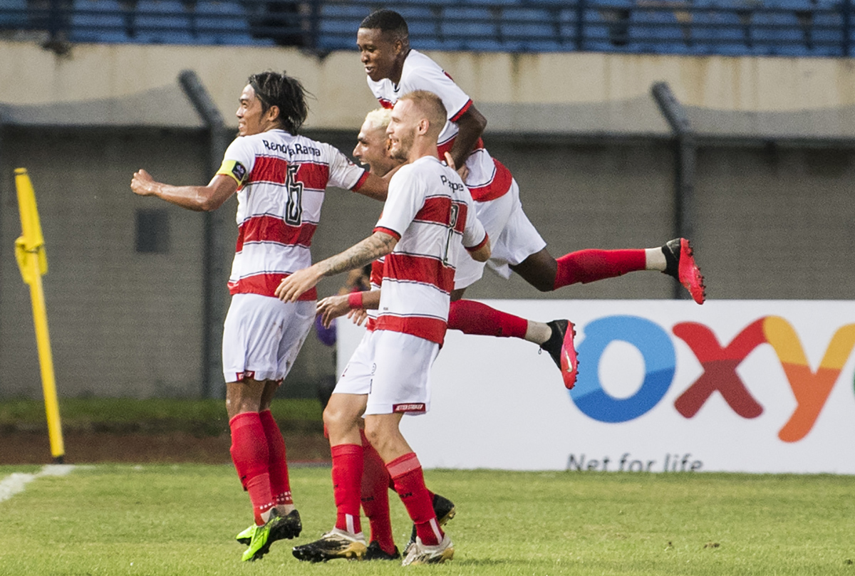 Pemain Madura United merayakan gol yang dicetak ke gawang PSS dalam laga Piala Menpora 2021, Selasa (23/3).