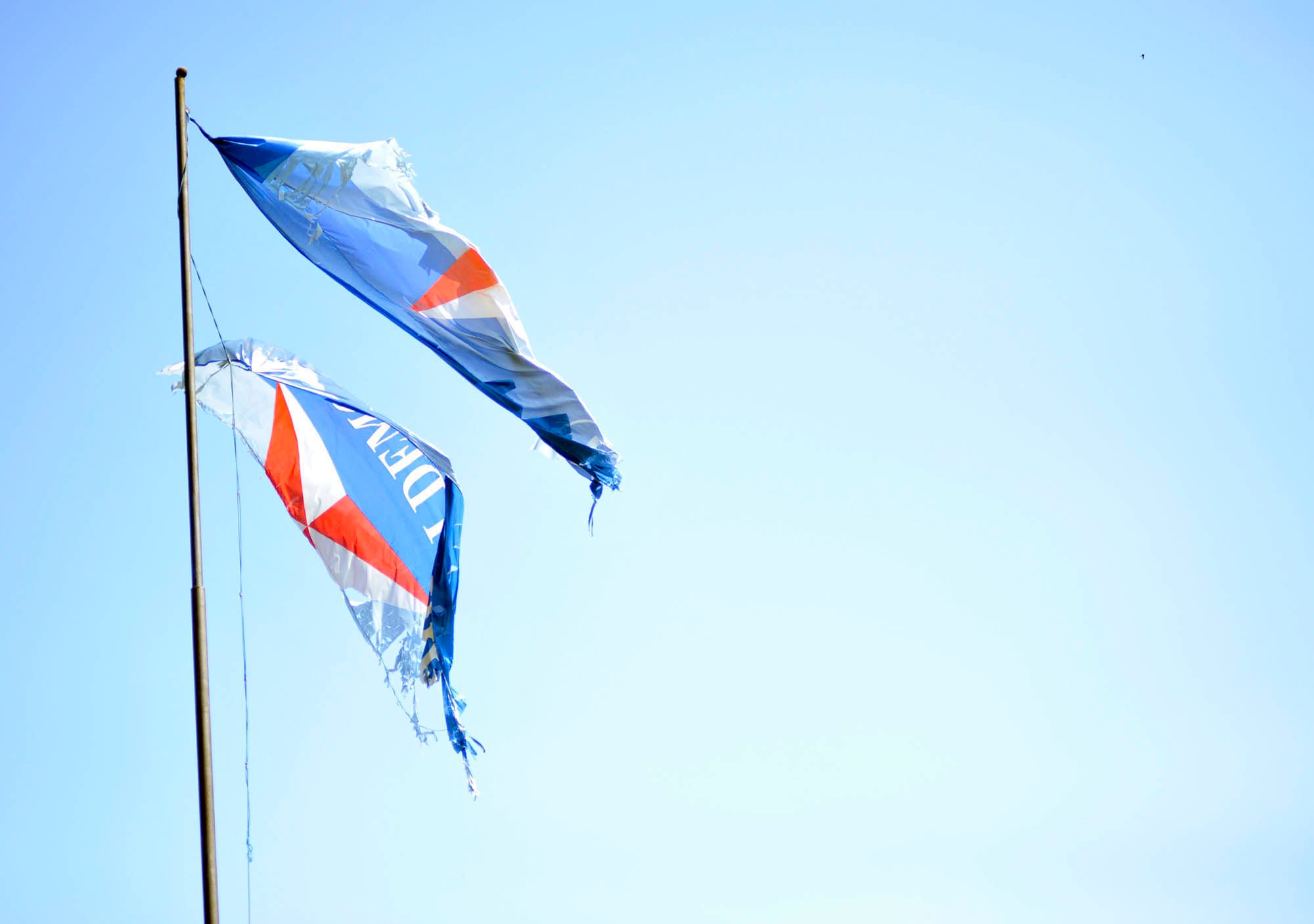 Bendara Partai Demokrat sobek