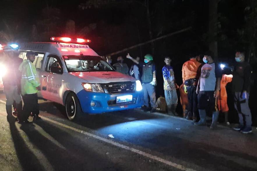 Tim gabungan berupaya mengeluarkan para korban dari dalam bus pariwisata Sri Padma.