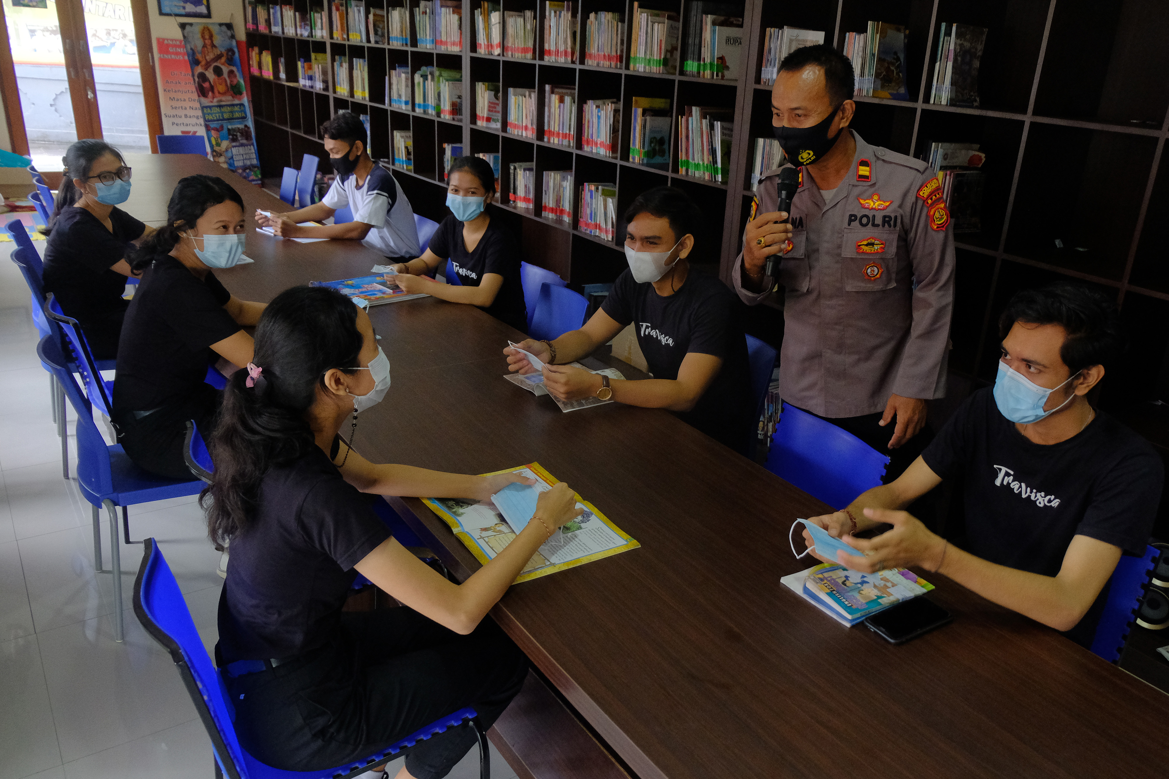 Polisi memberikan pendidikan budi pekerti pada siswa di Perpustakaan Sabha Widya Sradha, Desa Sumerta Kelod, Denpasar, Selasa (22/2/2021).