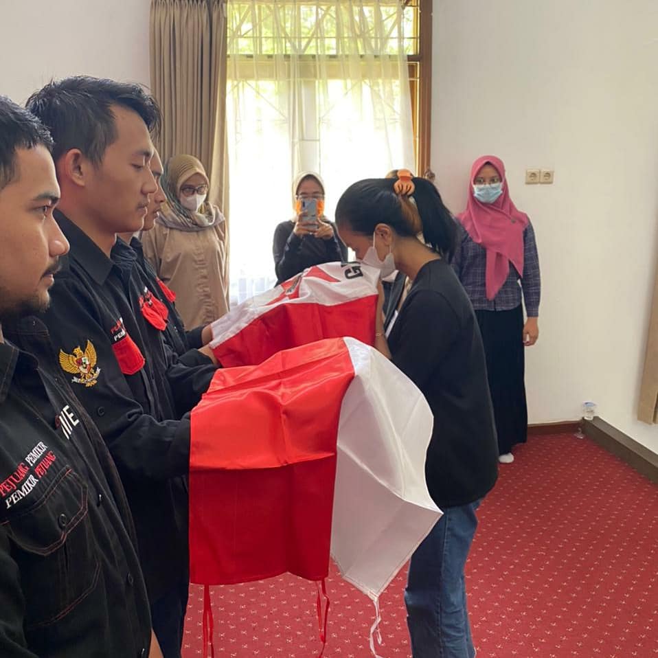 Sejumlah anggota baru Gerakan Mahasiswa Nasional Indonesia Kota Bandung tengah dilantik.  