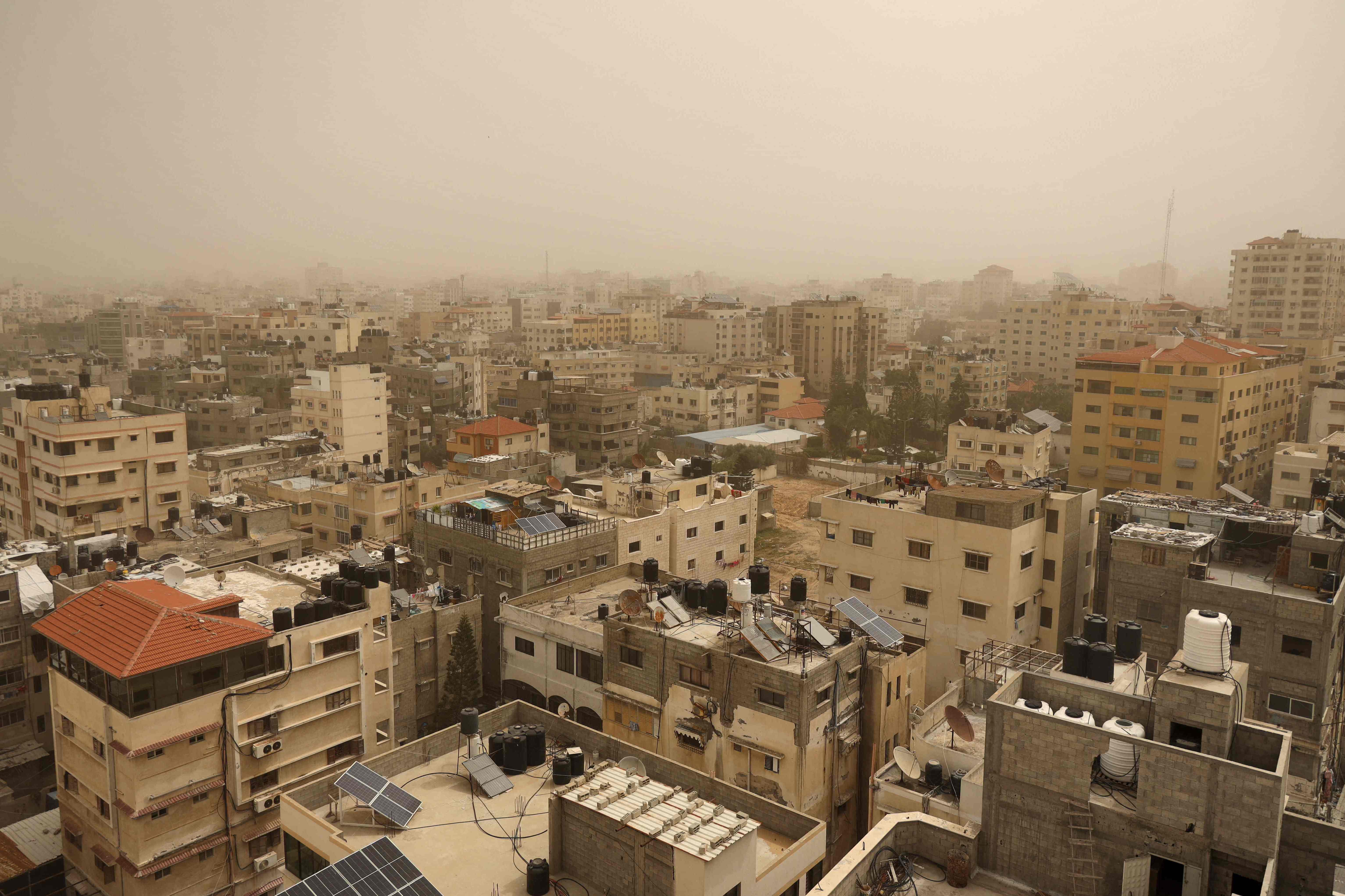 Pemandangan cakrawala Kota Gaza selama badai debu, Rabu (24/3).