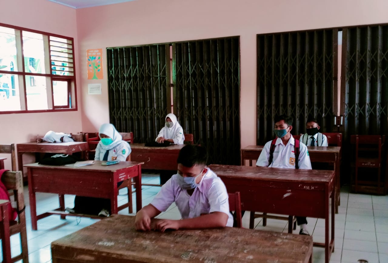 Sekolah tatap muka dengan tetap menjalankan protokol kesehatan.