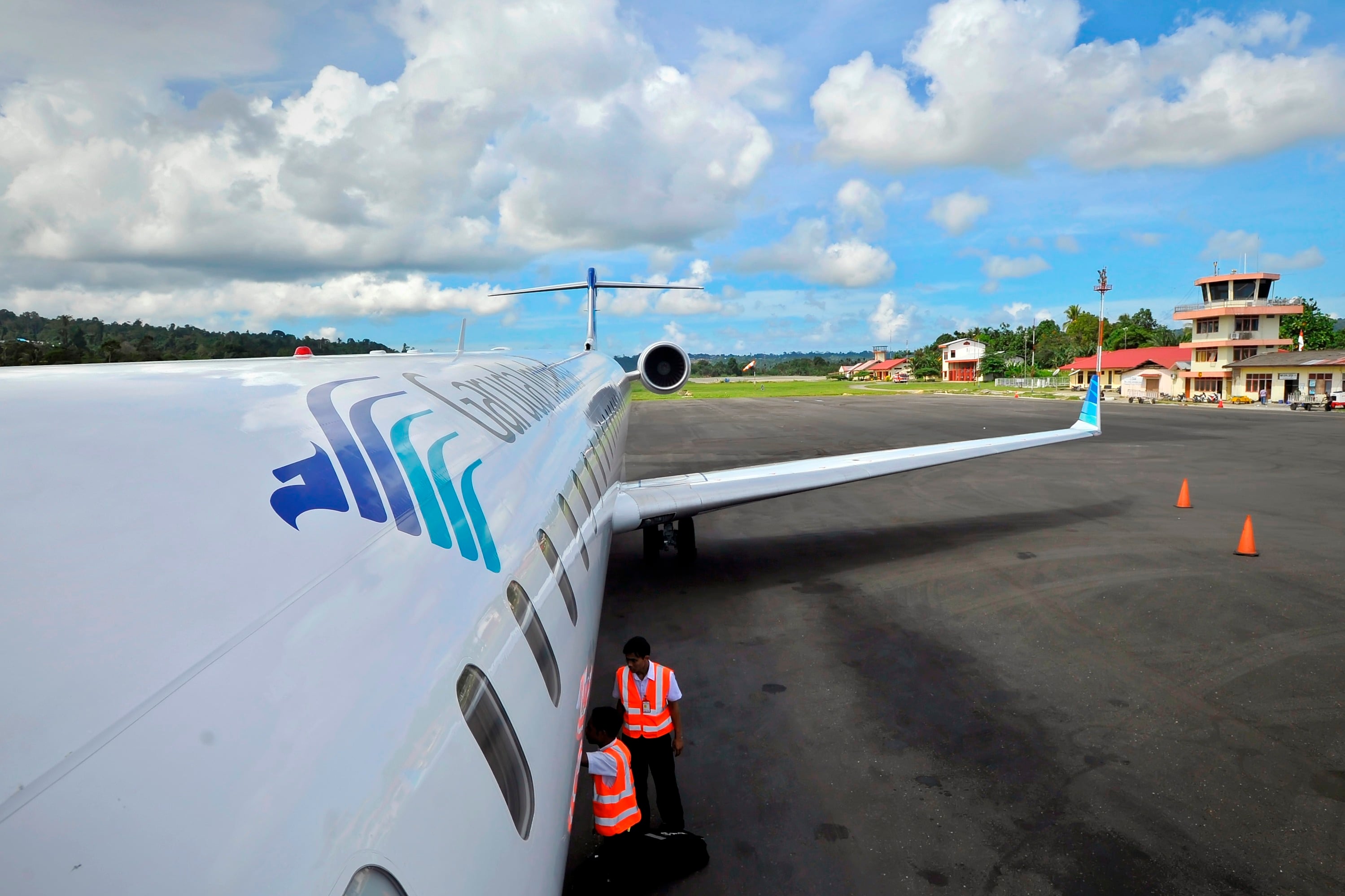 Petugas menyiapkan pesawat Bombardier CRJ 1000 NextGen milik Garuda Indonesia di Bandara Rendani Manokwari, Papua, beberapa waktu lalu.
