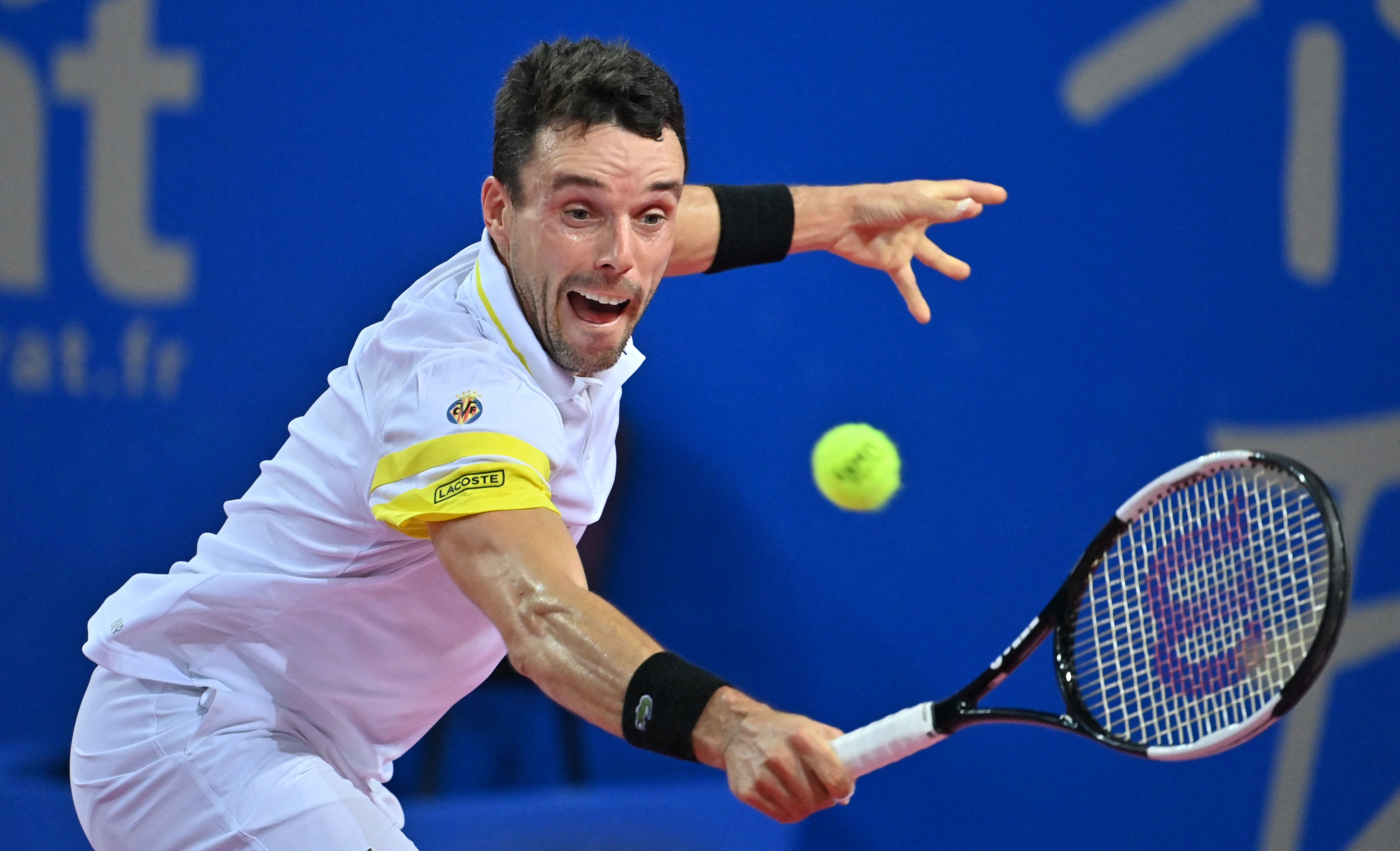 Aksi petenis Spanyol Roberto Bautista Agut yang berusaha mengembalikan bola.