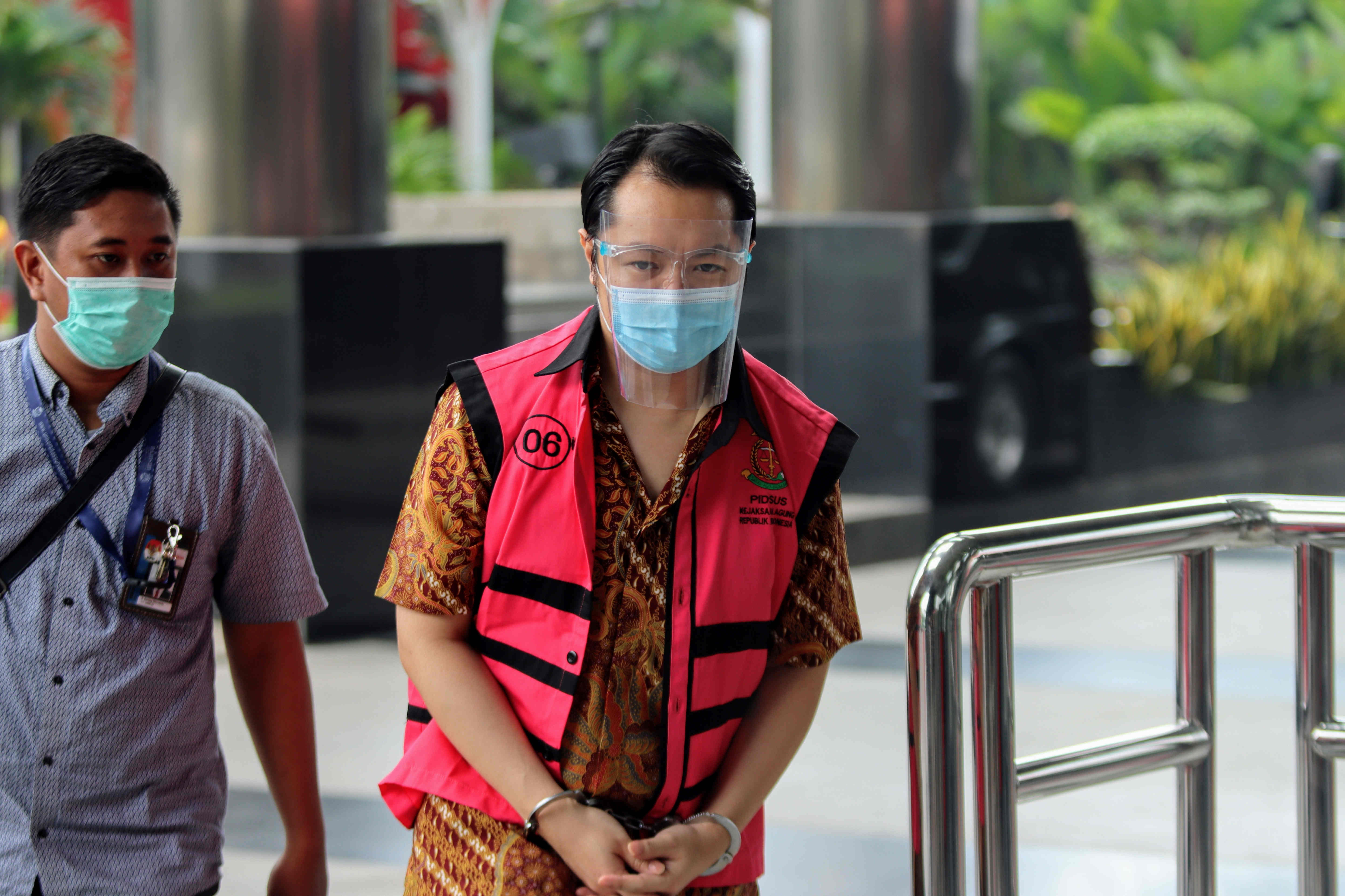 Tersangka kasus korupsi ASABRI Jimmy Sutopo (rompi tahanan) tiba di gedung KPK, Jakarta, Kamis (18/3).