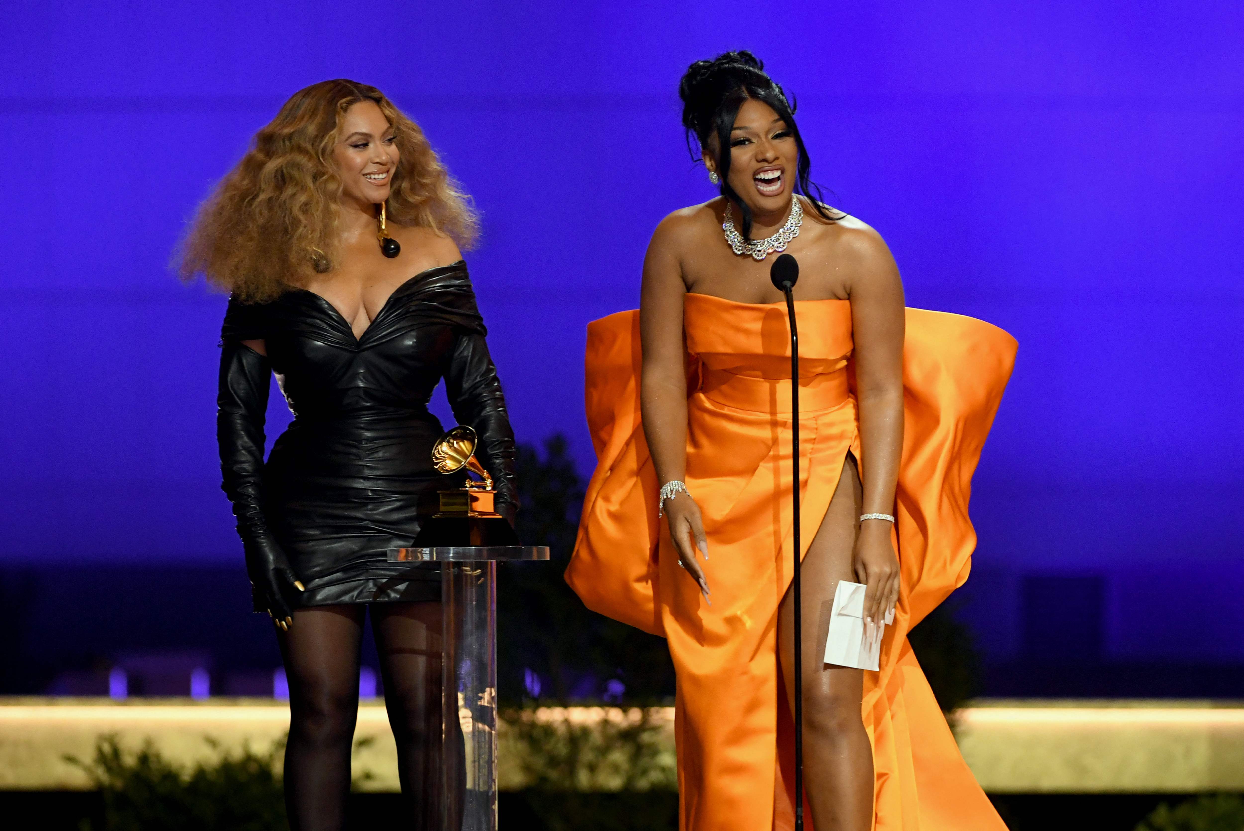 Beyonce (kiri)  Megan Thee Stallion di ajang Grammy Award 2021 